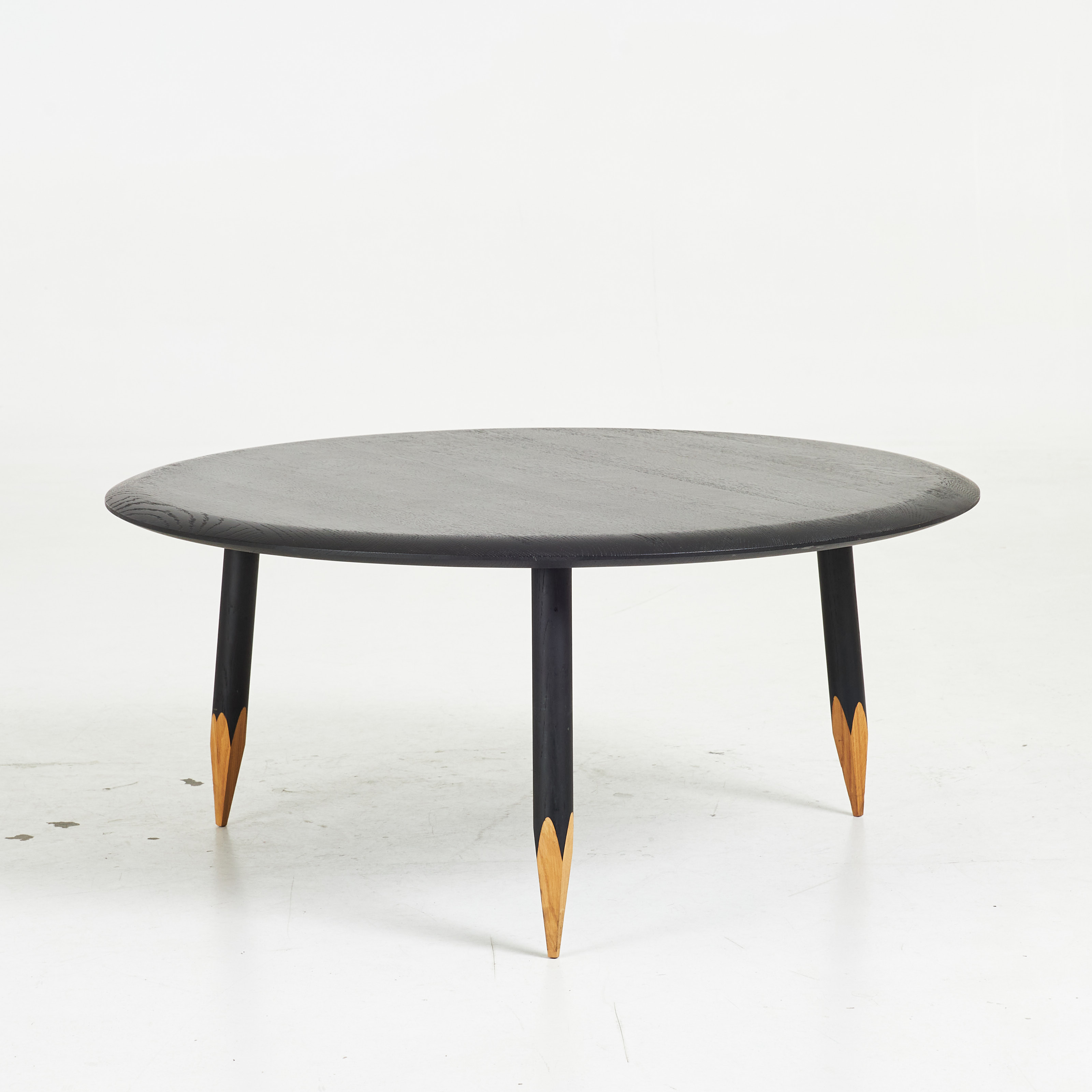 SAMUEL WILKINSON. Soffbord, "Hoof Tabel SW2", för &Tradition, bemålad ek.