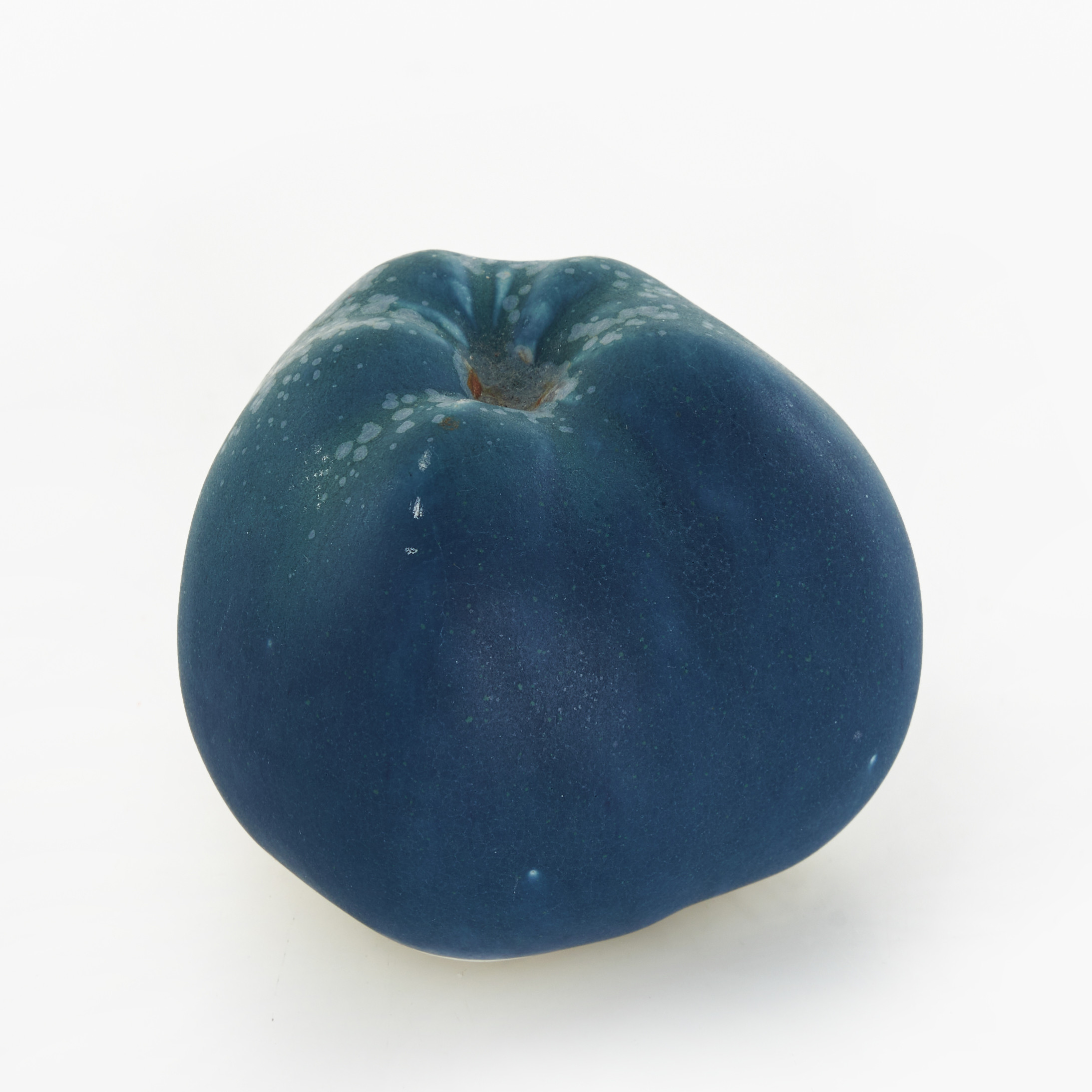 BIRGITTA WATZ. Skulptur, i form av äpple, signerad och daterad Watz -89, blåglaserat stengods.