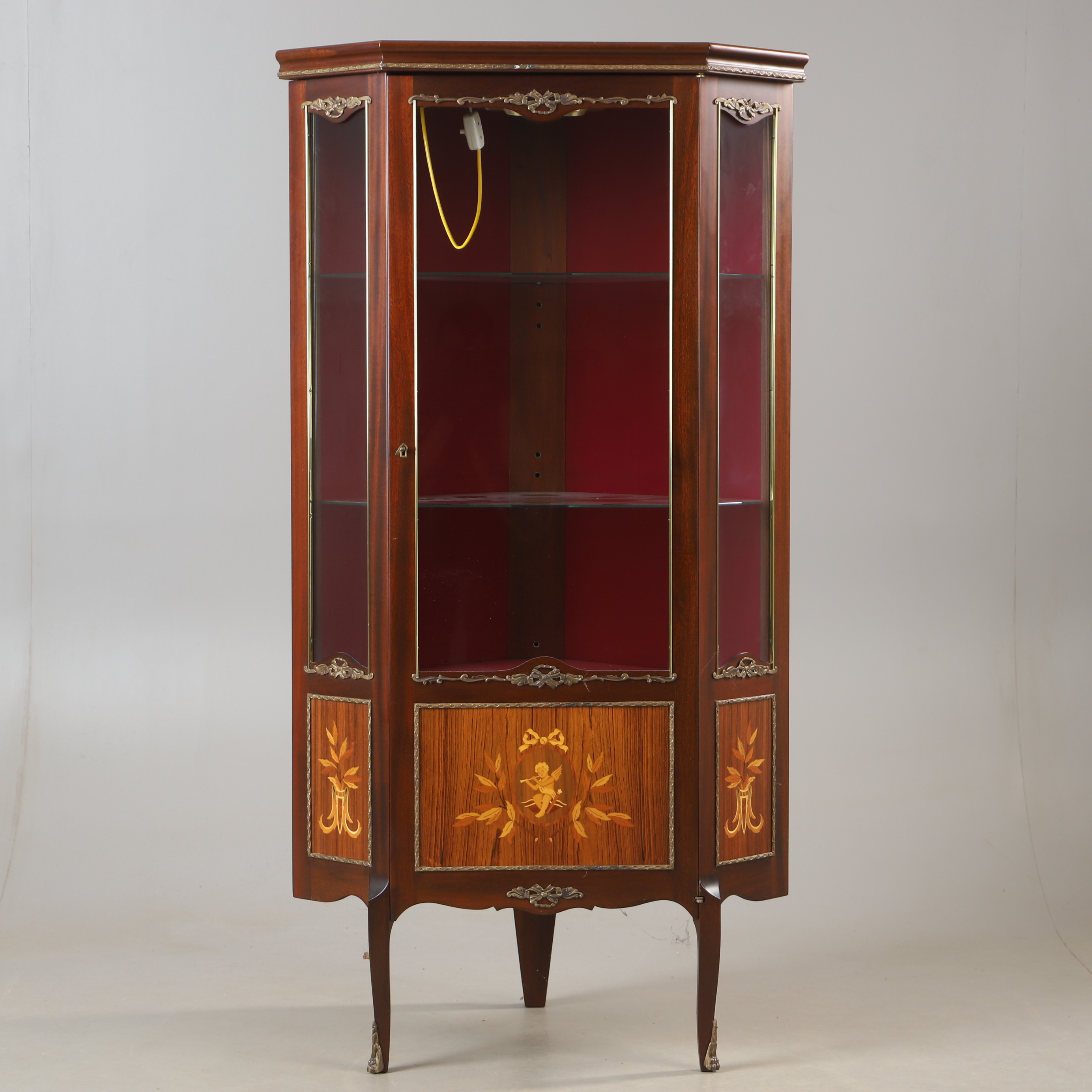VITRINSKÅP, intarsia med bronser, gustaviansk stil.