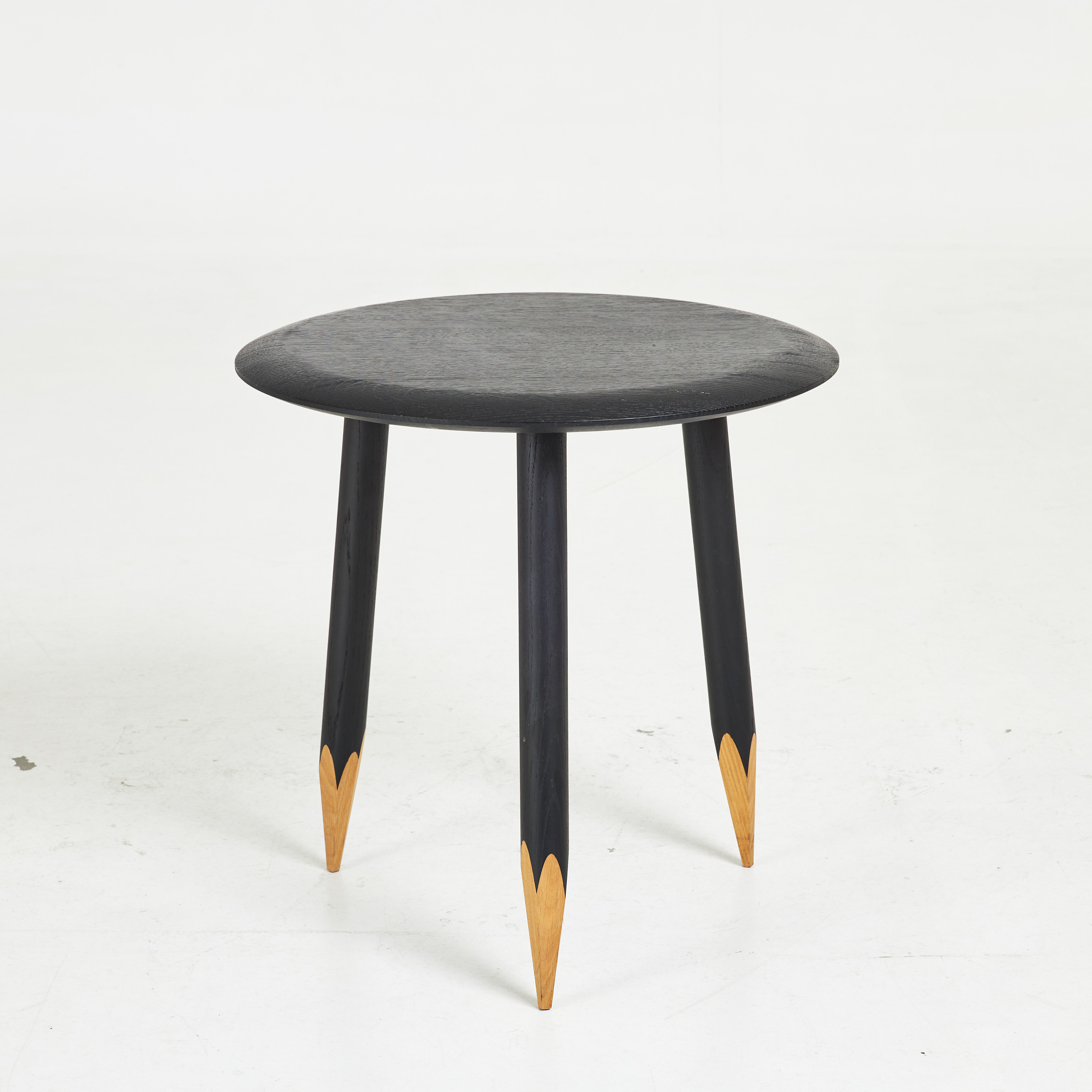 SAMUEL WILKINSON. Soffbord, "Hoof Tabel SW1", för &Tradition, bemålad ek.