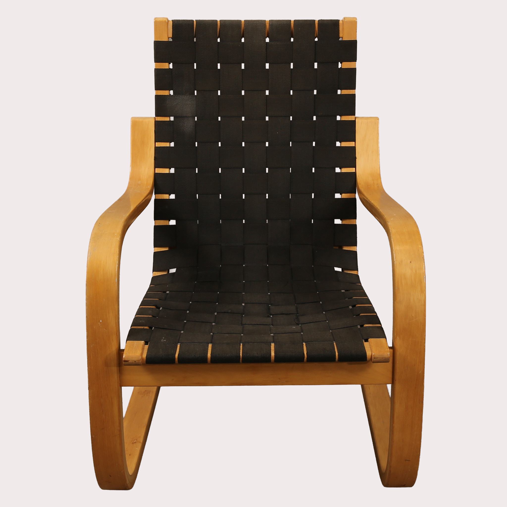 ALVAR AALTO. Fåtölj, modell 406, lackerad björk med sits i sadelgjord. Artek, Finland.