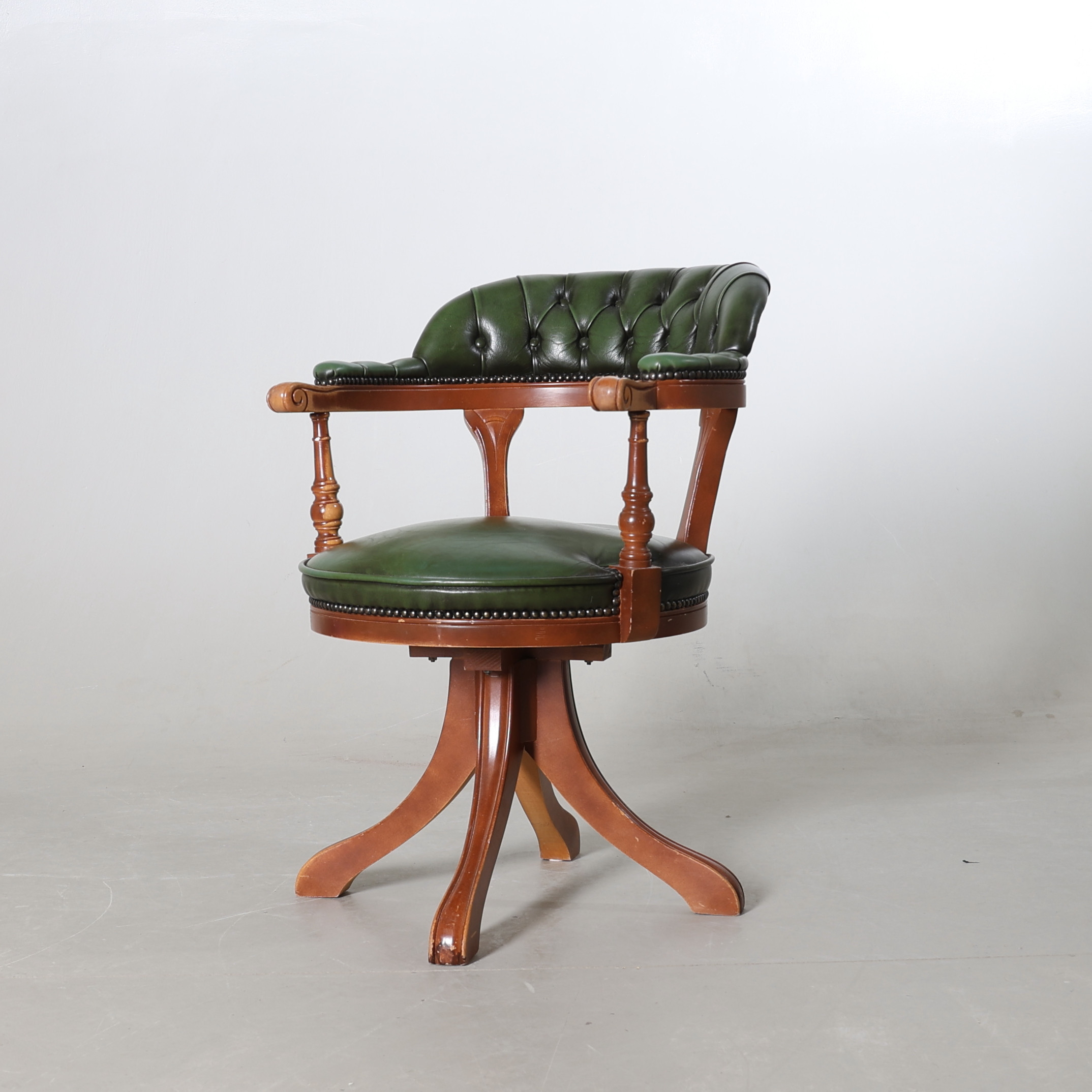 SKRIVBORDSSTOL, engelsk stil, 1900-talets andra hälft.