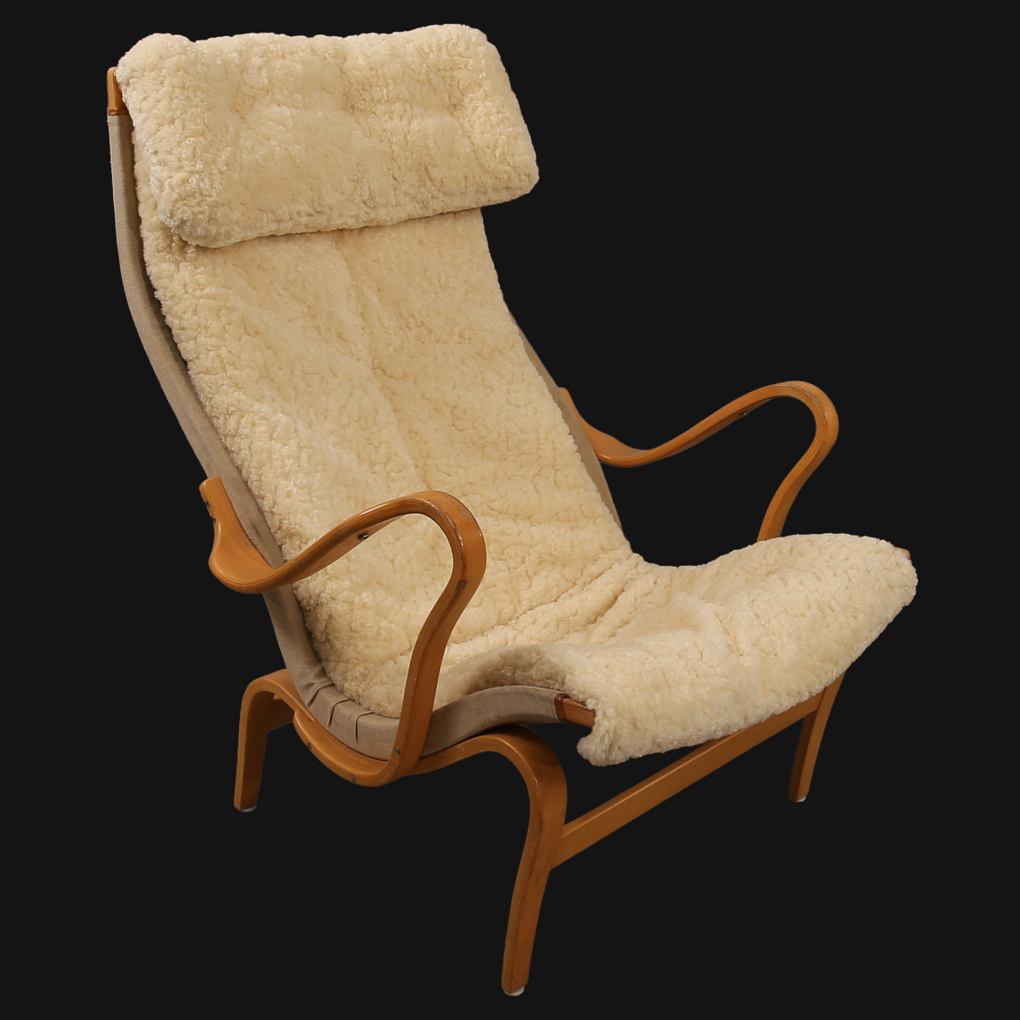 BRUNO MATHSSON. Fåtölj "Pernilla", DUX, stomme i bok med ljus fluffig klädsel och nackkudde, 1900- talets andra hälft.