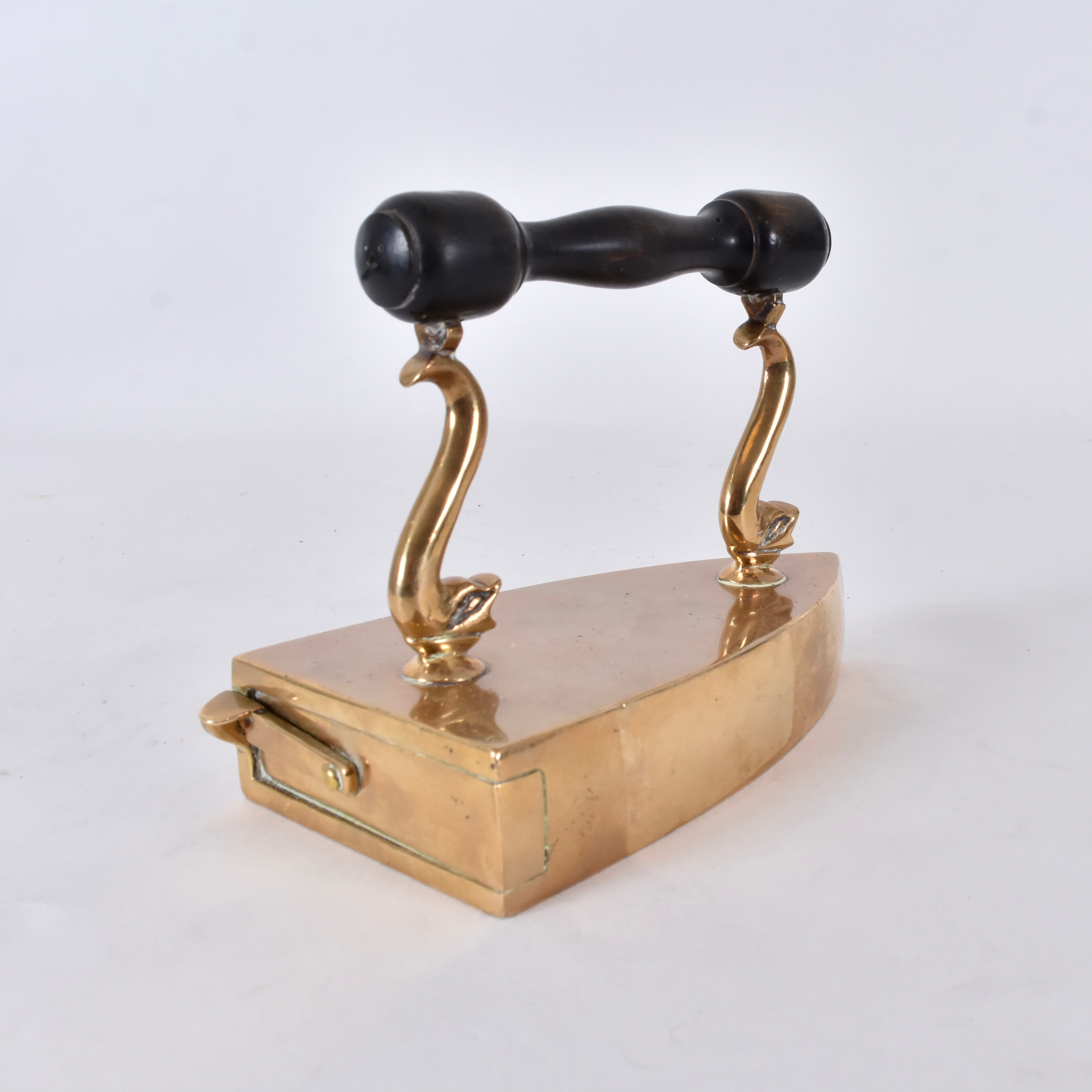 STRYKJÄRN, 1800-tal, mässing, trähandtag.