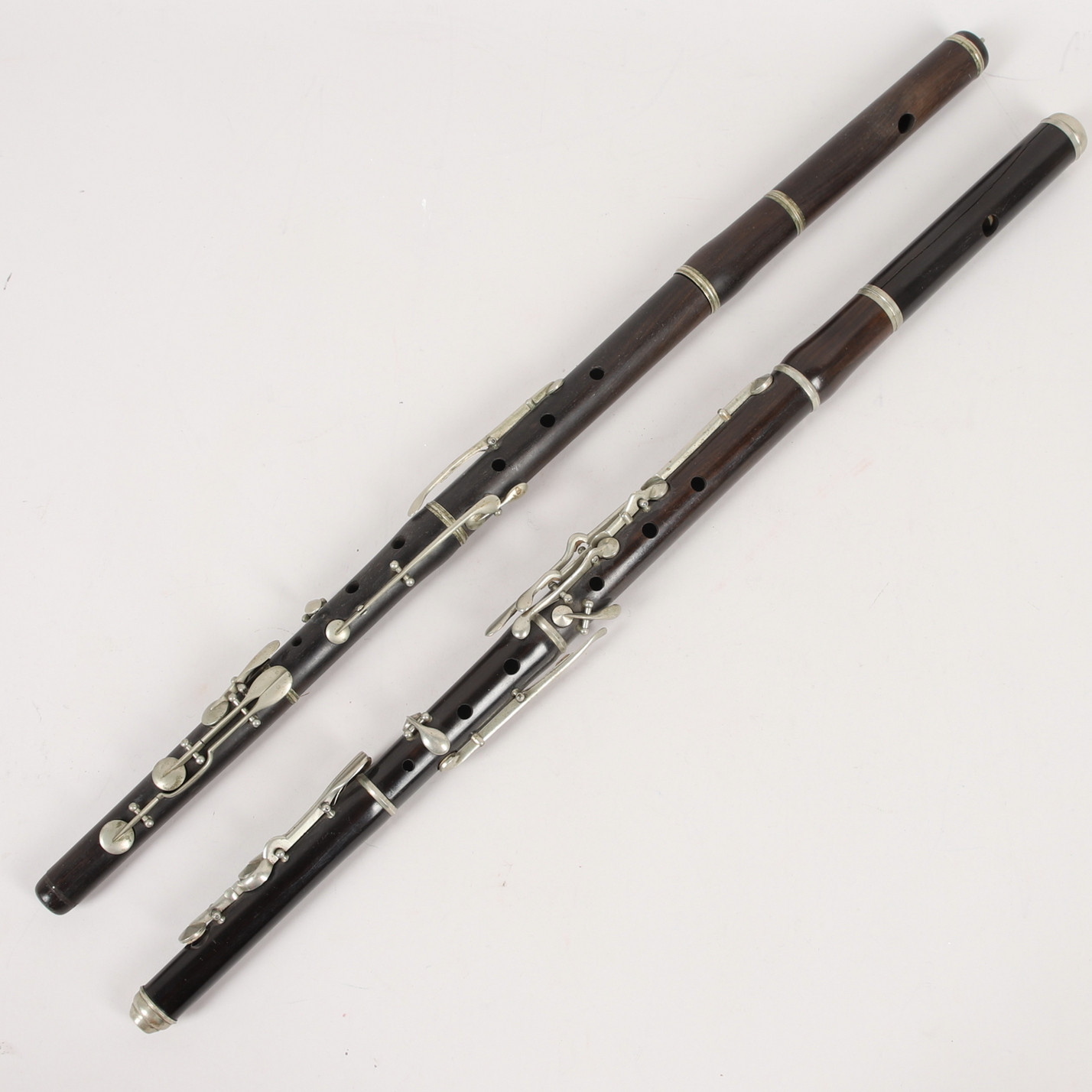 FLÖJTAR, 2 st. rosenträ med nickelpläterade knappar, 1900-talets första hälft.