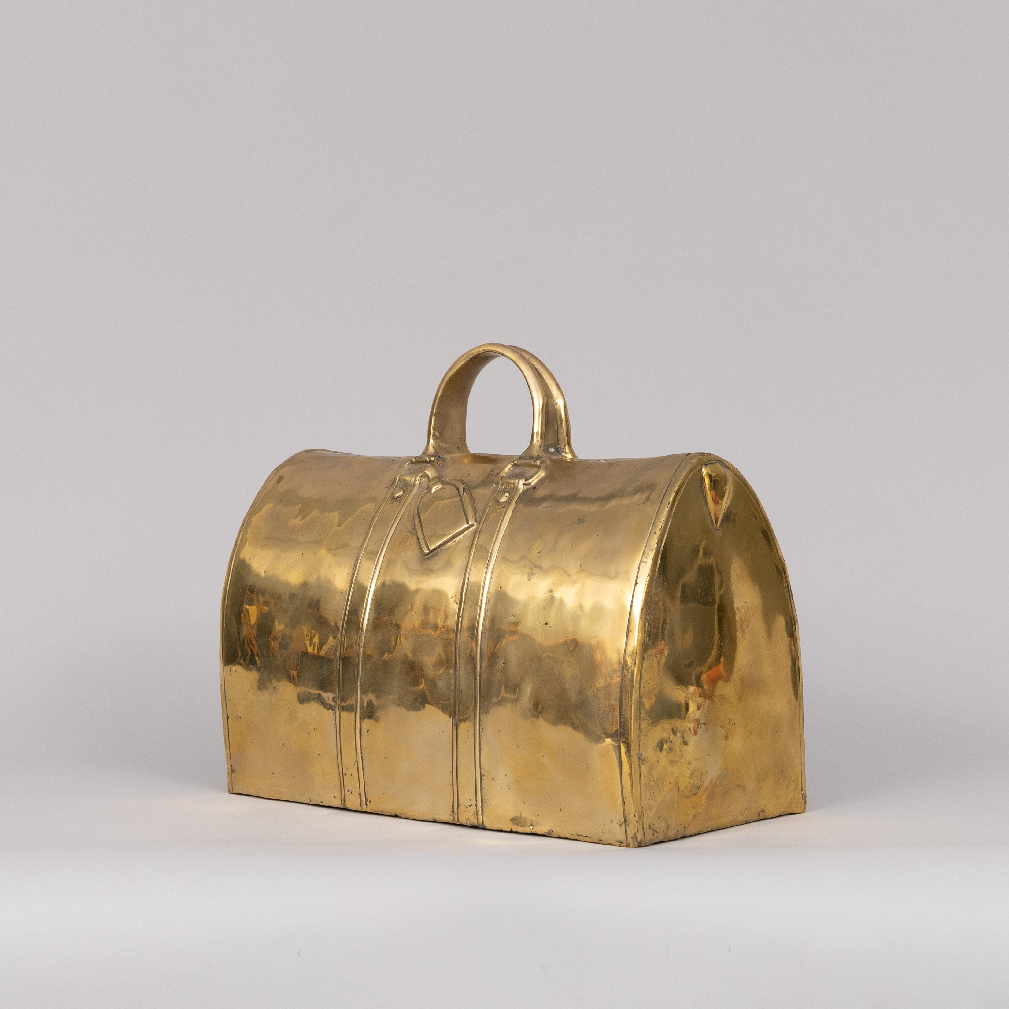 ANDREAS WARGENBRANT. Keepall bag, hommage Louis Vuitton, guldpatinerad brons, handsignerad.