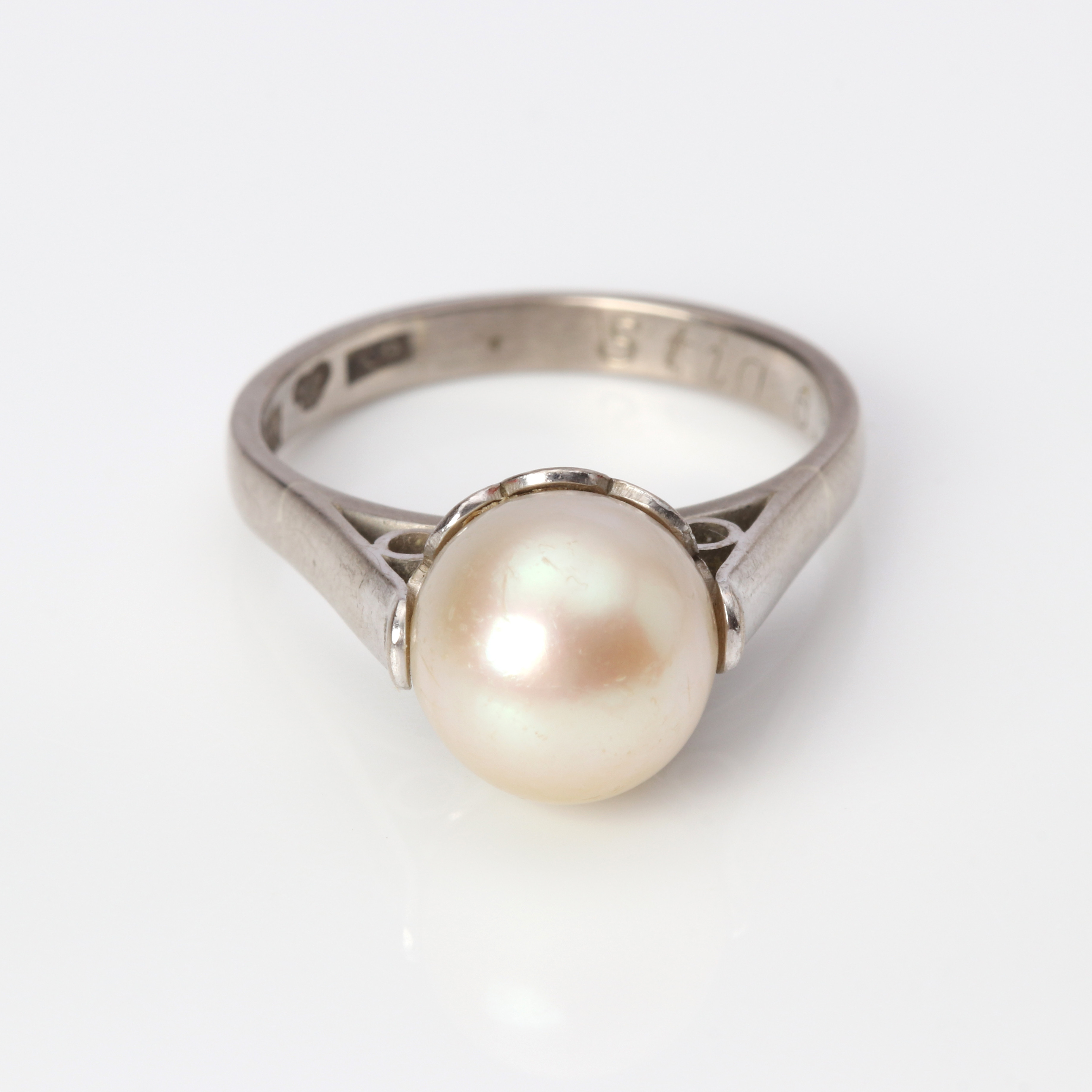 PÄRLRING. 18k vitguld med en odlad pärla, Ceson, Göteborg 1972, totalvikt ca.