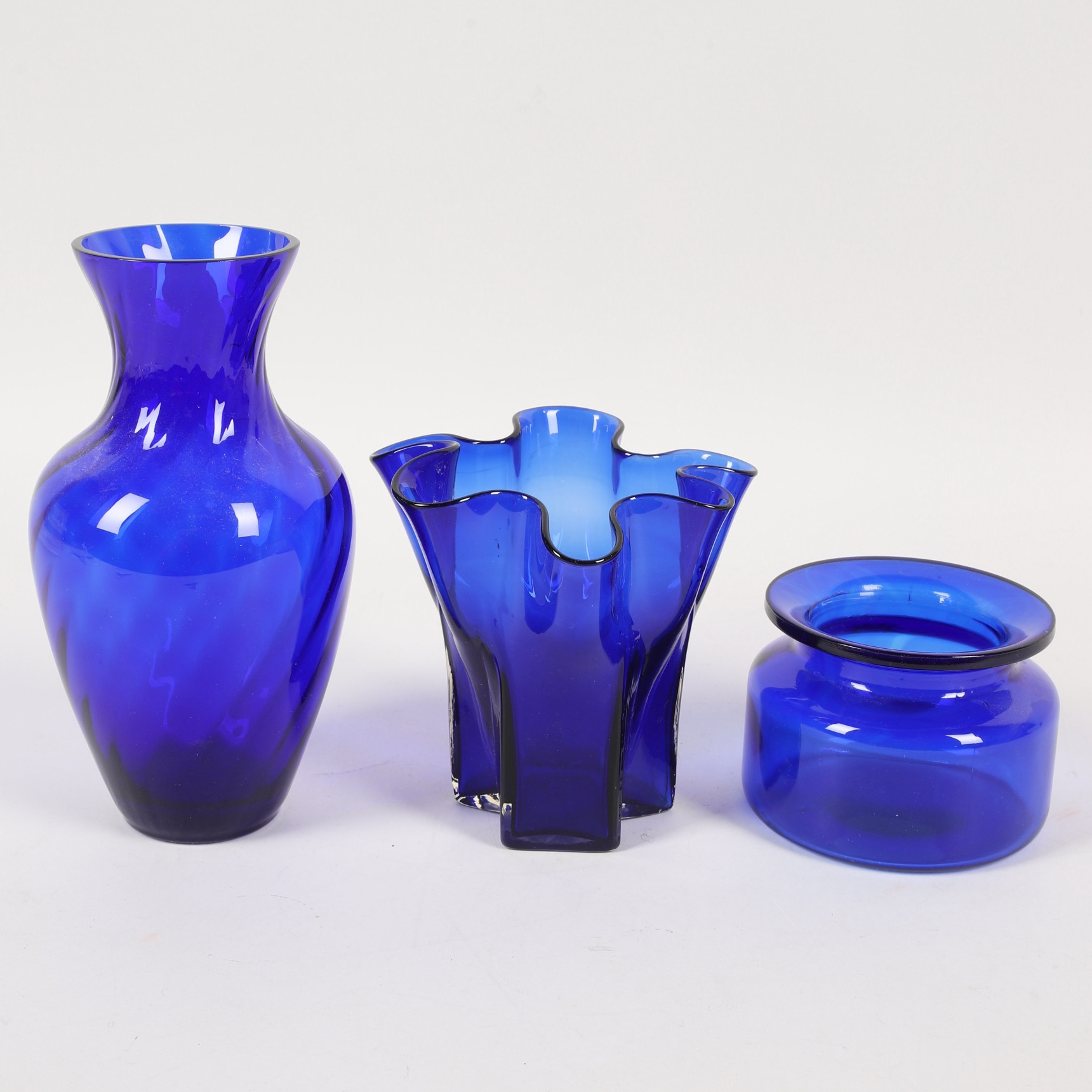 VASER OCH BURK, 3 delar, blått glas, bl.a. tulpanvas.