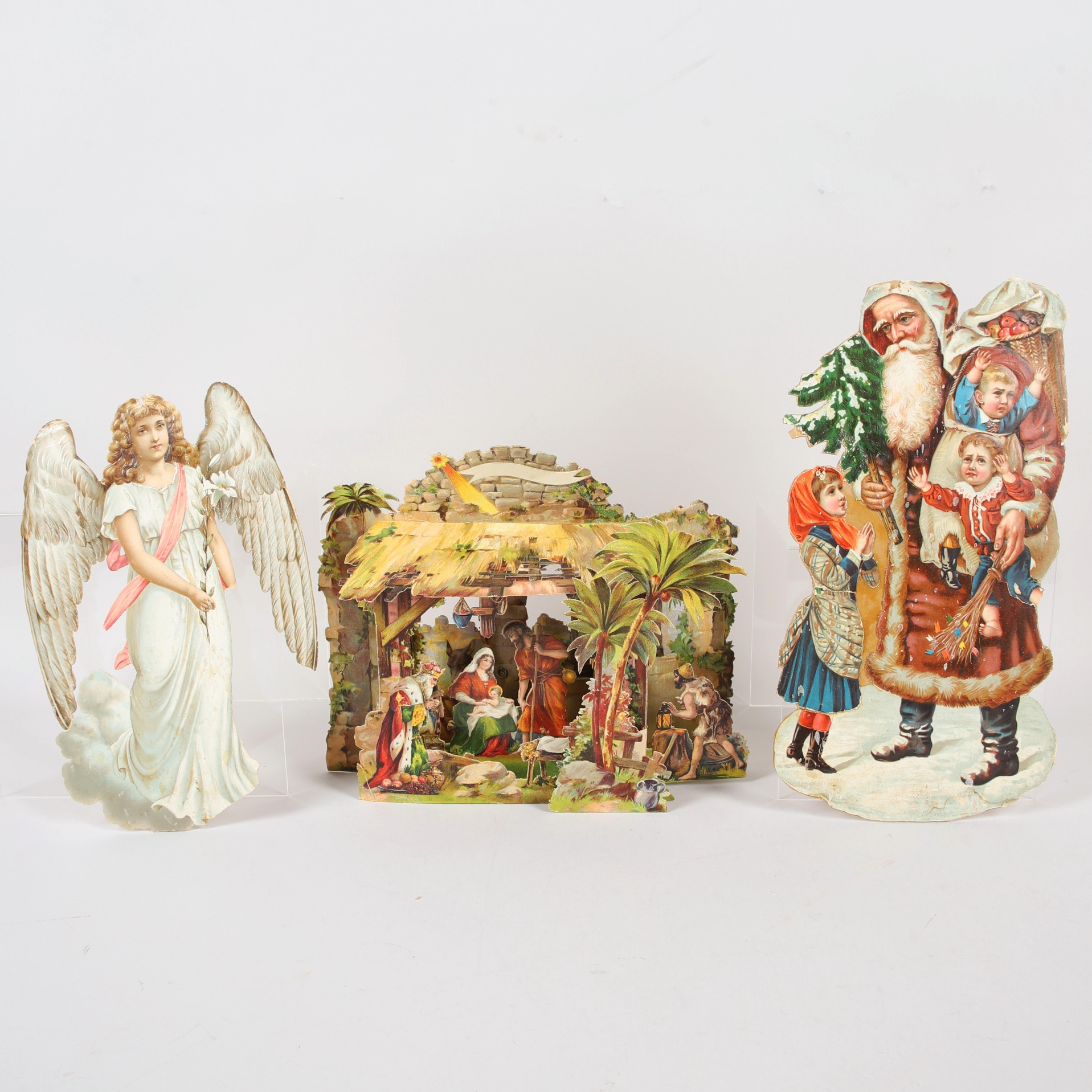 JULDEKORATIONER, 3 st, papp, bl.a. utvikbar julkrubba, 1900-talets första hälft.