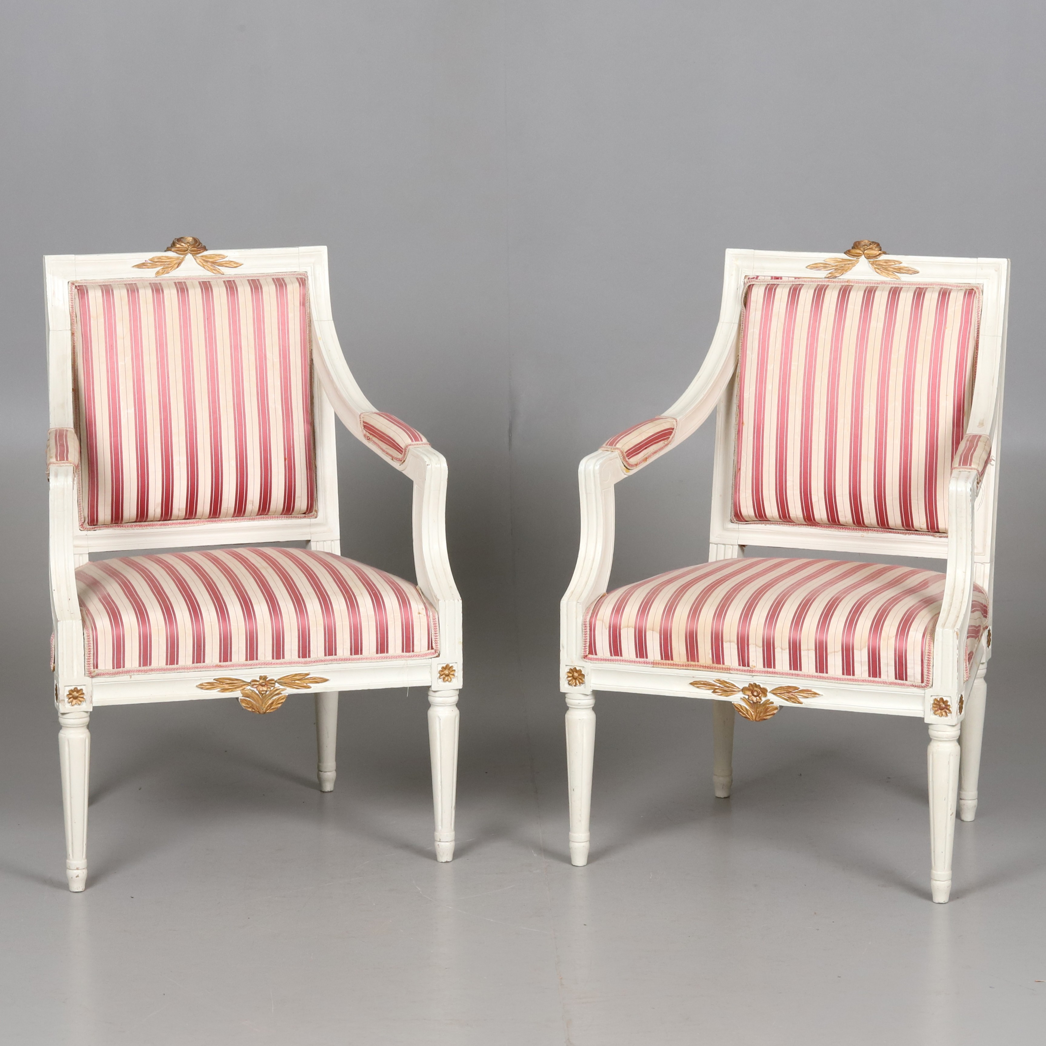 KARMSTOLAR. Ett par. Gustaviansk-stil, 1900-talets första halva.