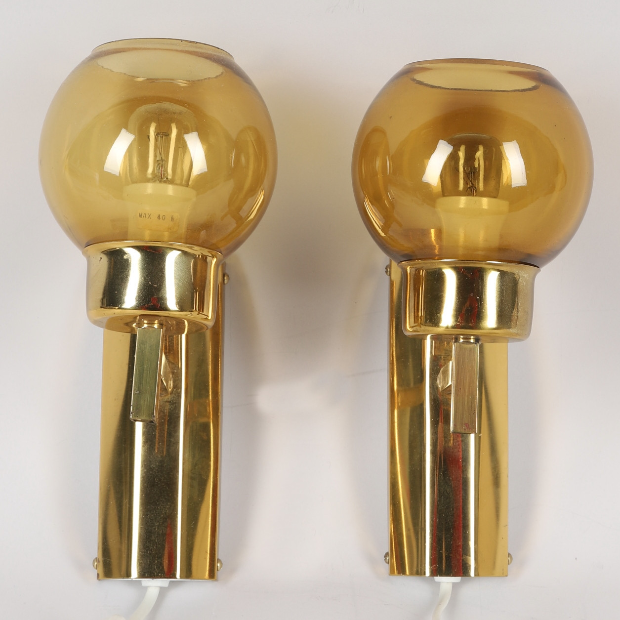 VÄGGLAMPOR, ett par, mässing/rökfärgade glaskupor, GK typ 1891, 1900-tal.