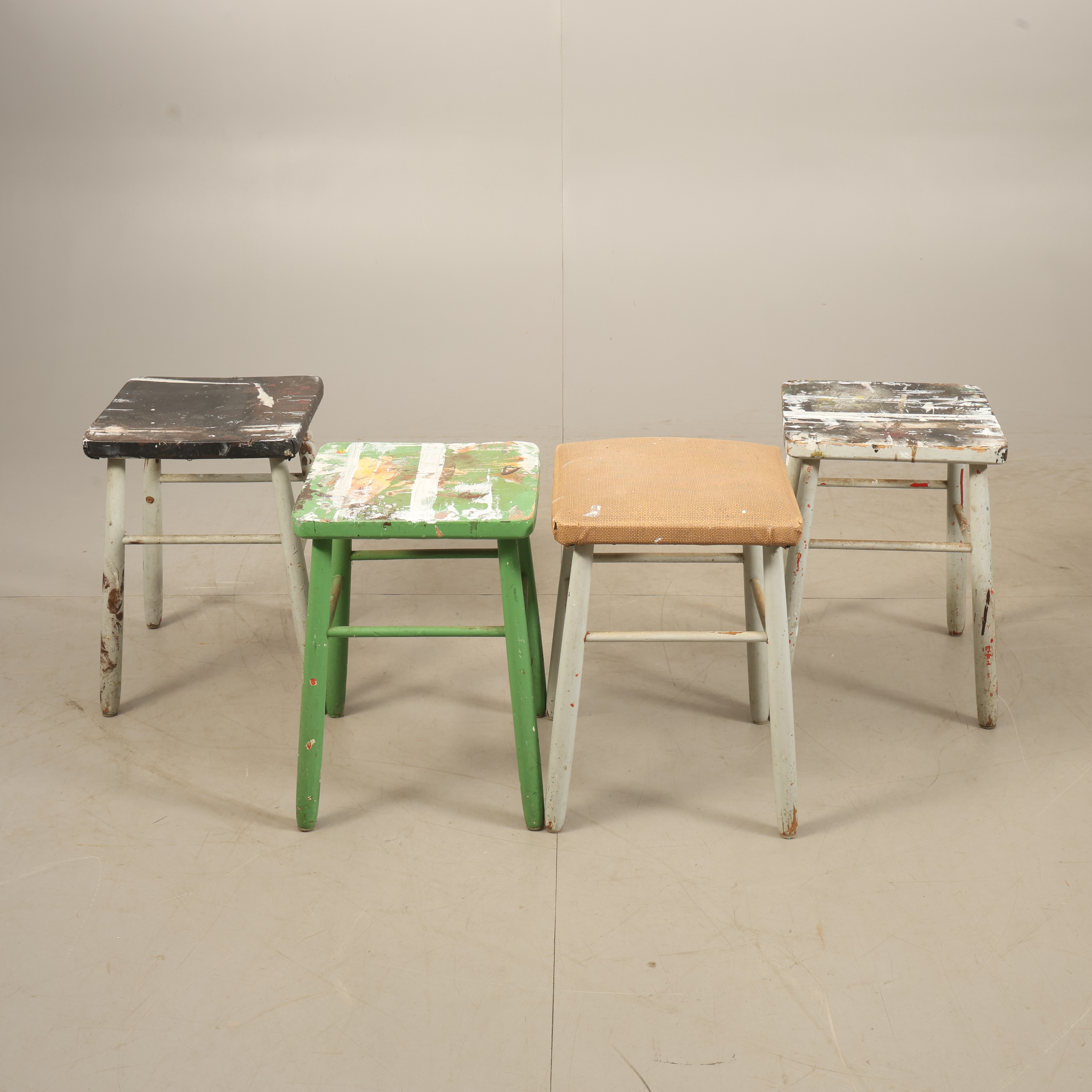 PALLAR, 4 stycken, bemålade, 1900-tal.