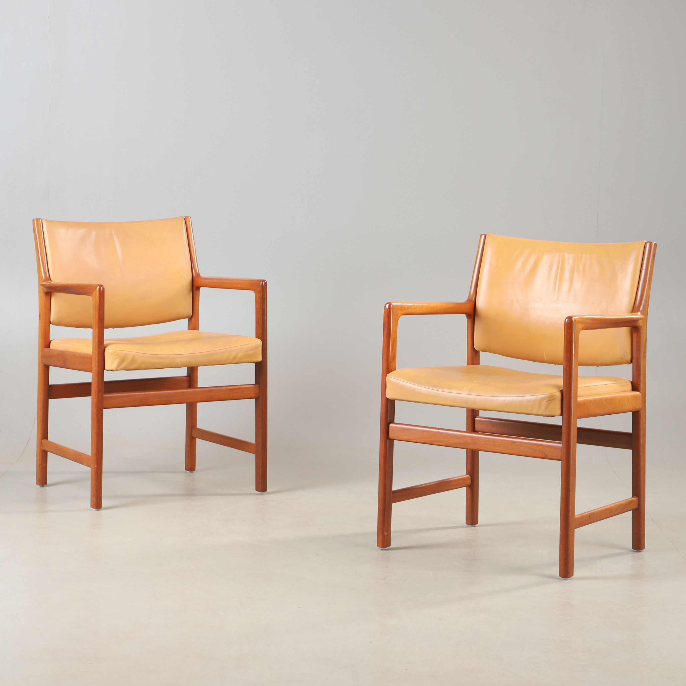 KARL-ERIK EKSELIUS. Karmstolar, 1 par, teak och skinn, JOC, Vetlanda, 1900-talets andra hälft.