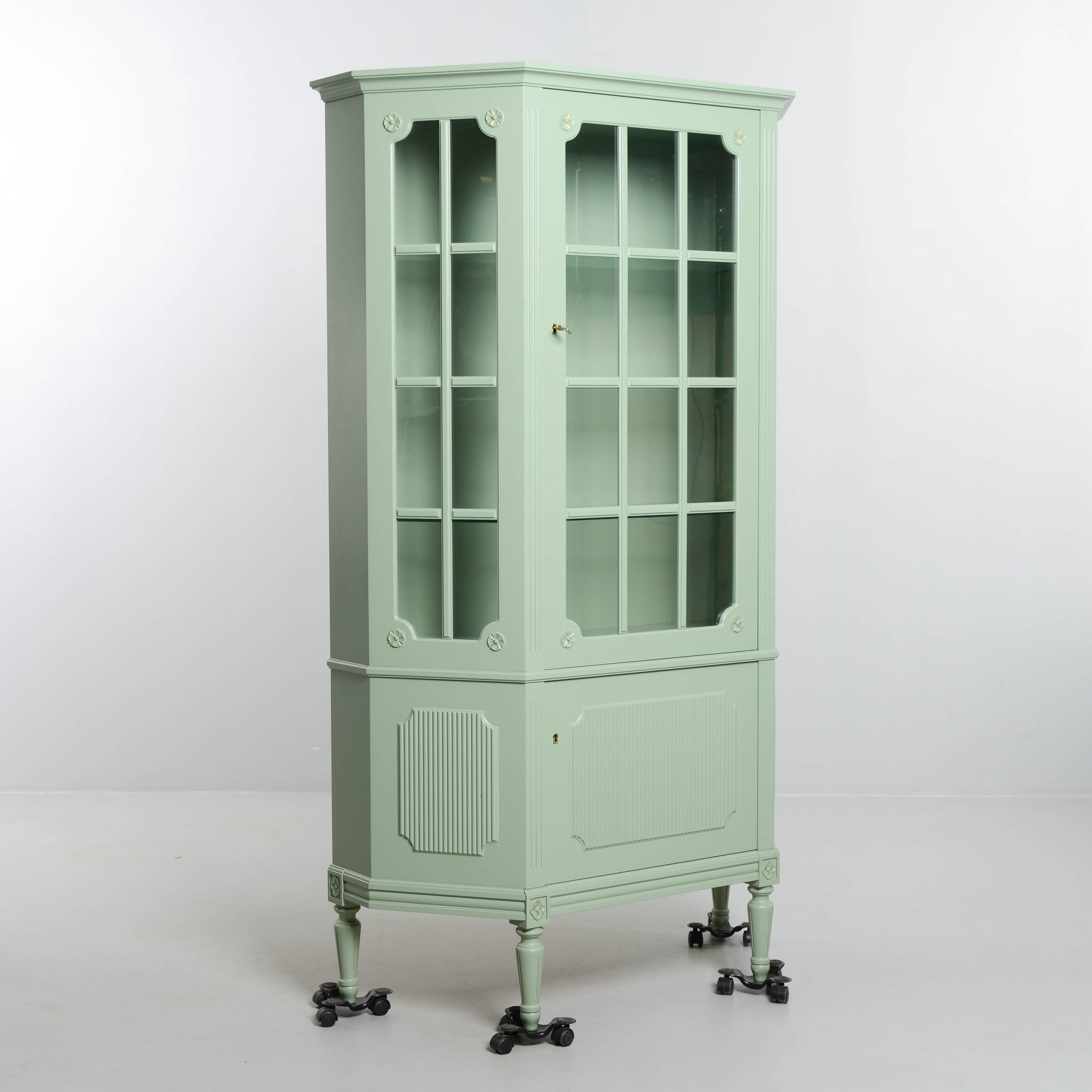 VITRINSKÅP, gustaviansk stil, 1900-talets andra del, troligen City Möbler.