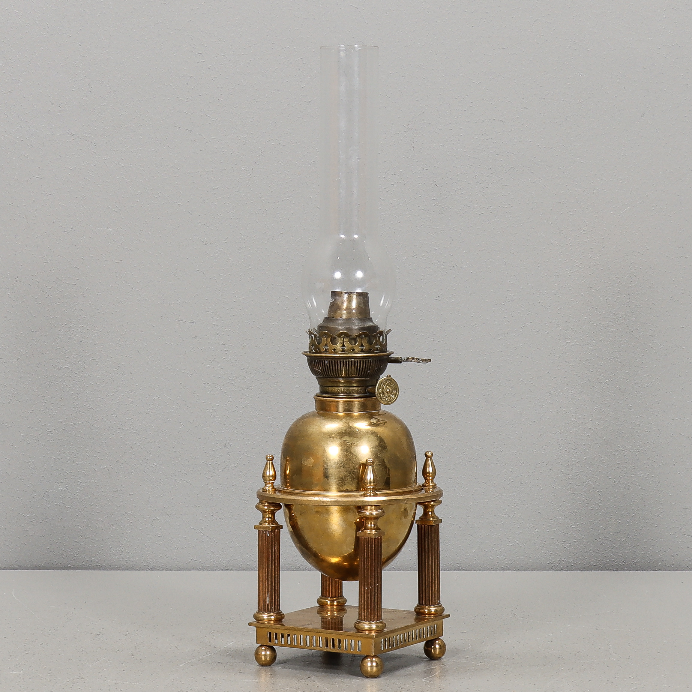 BORDSFOTOGENLAMPA, Gusum, mässing, 18/1900-tal.