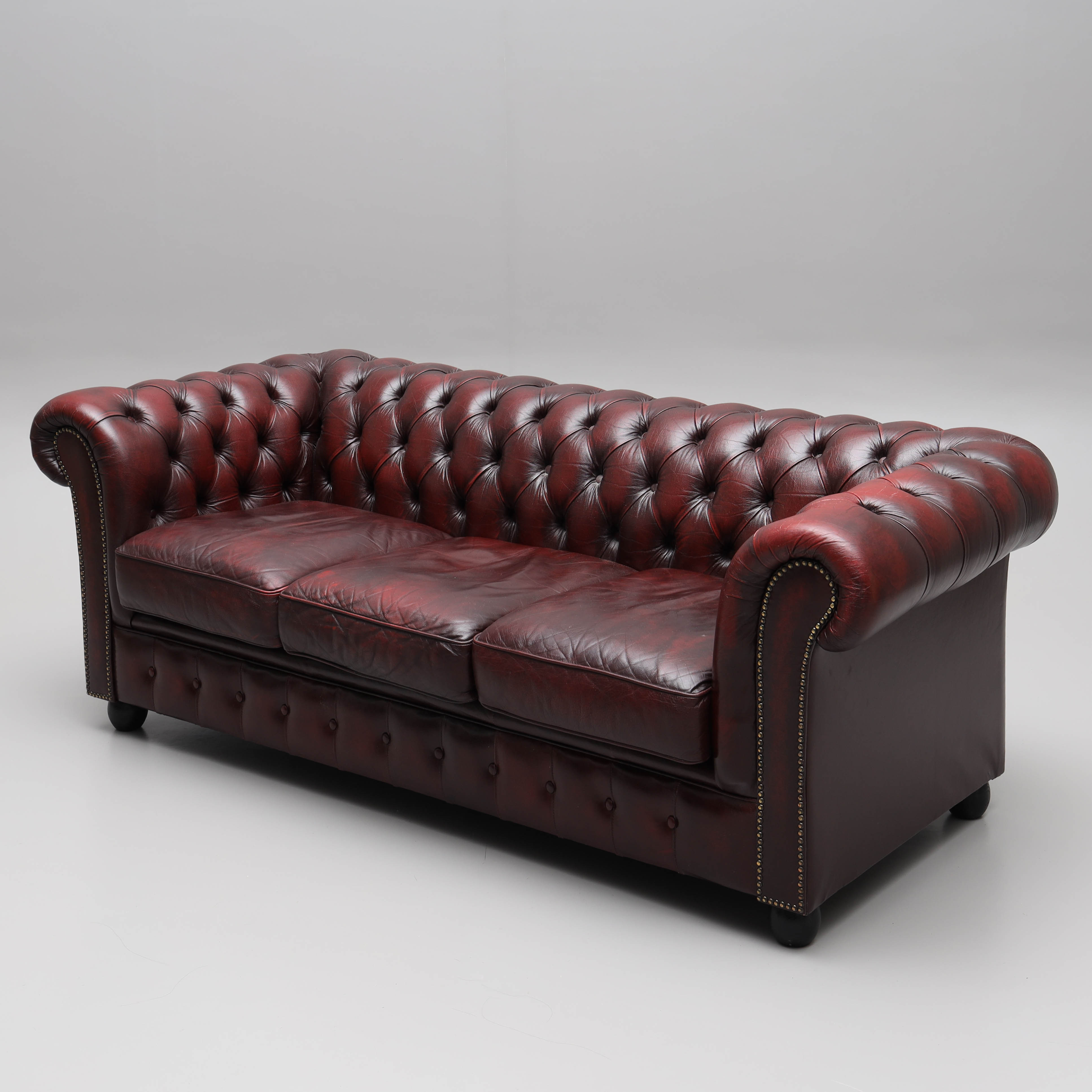 SOFFA, chesterfieldmodell, 3-sits, oxblodsfärgat läder, Christie Tyler, England, 1990.