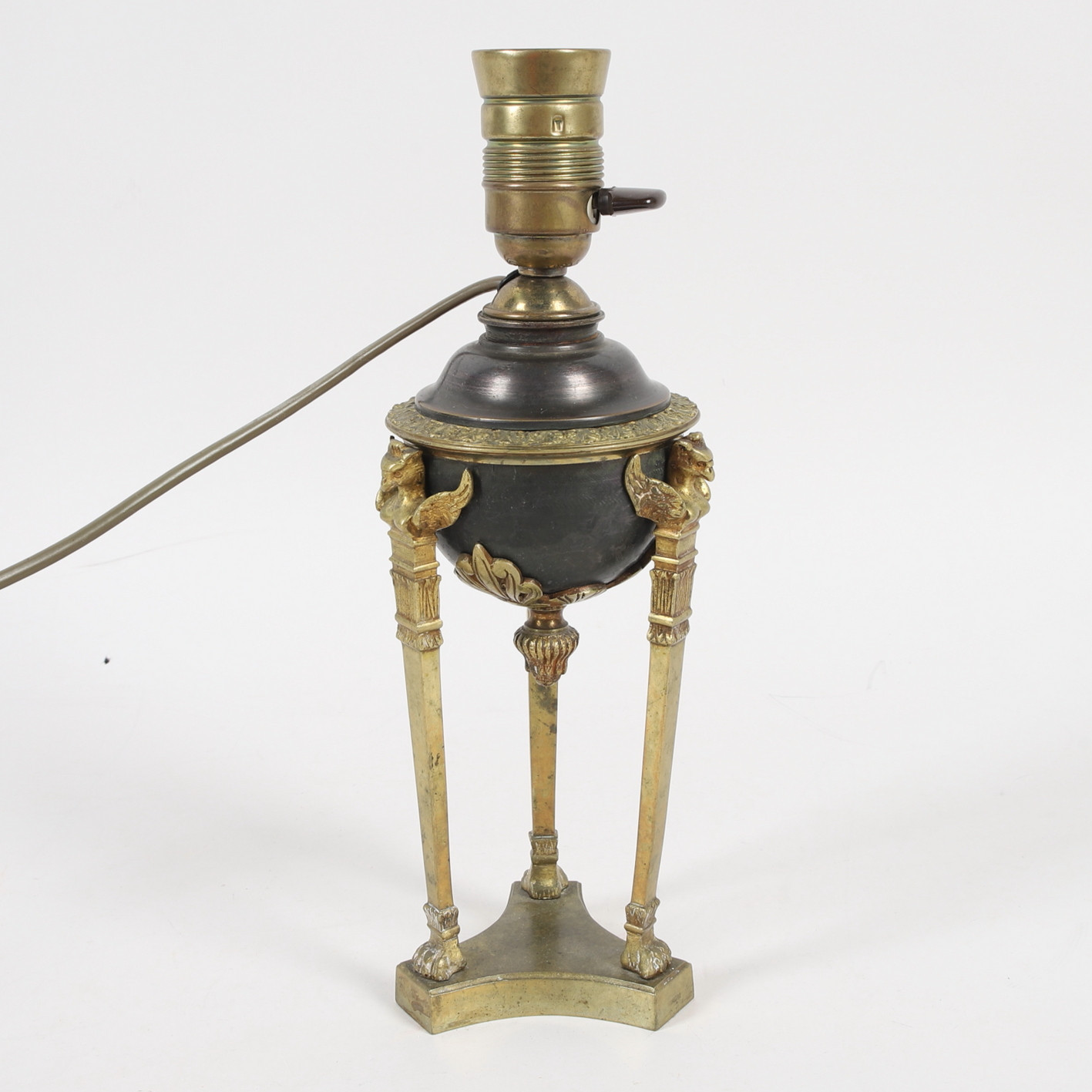 BORDSLAMPA, mässing & metall, Gusum, empirestil, 1900-talets första hälft.