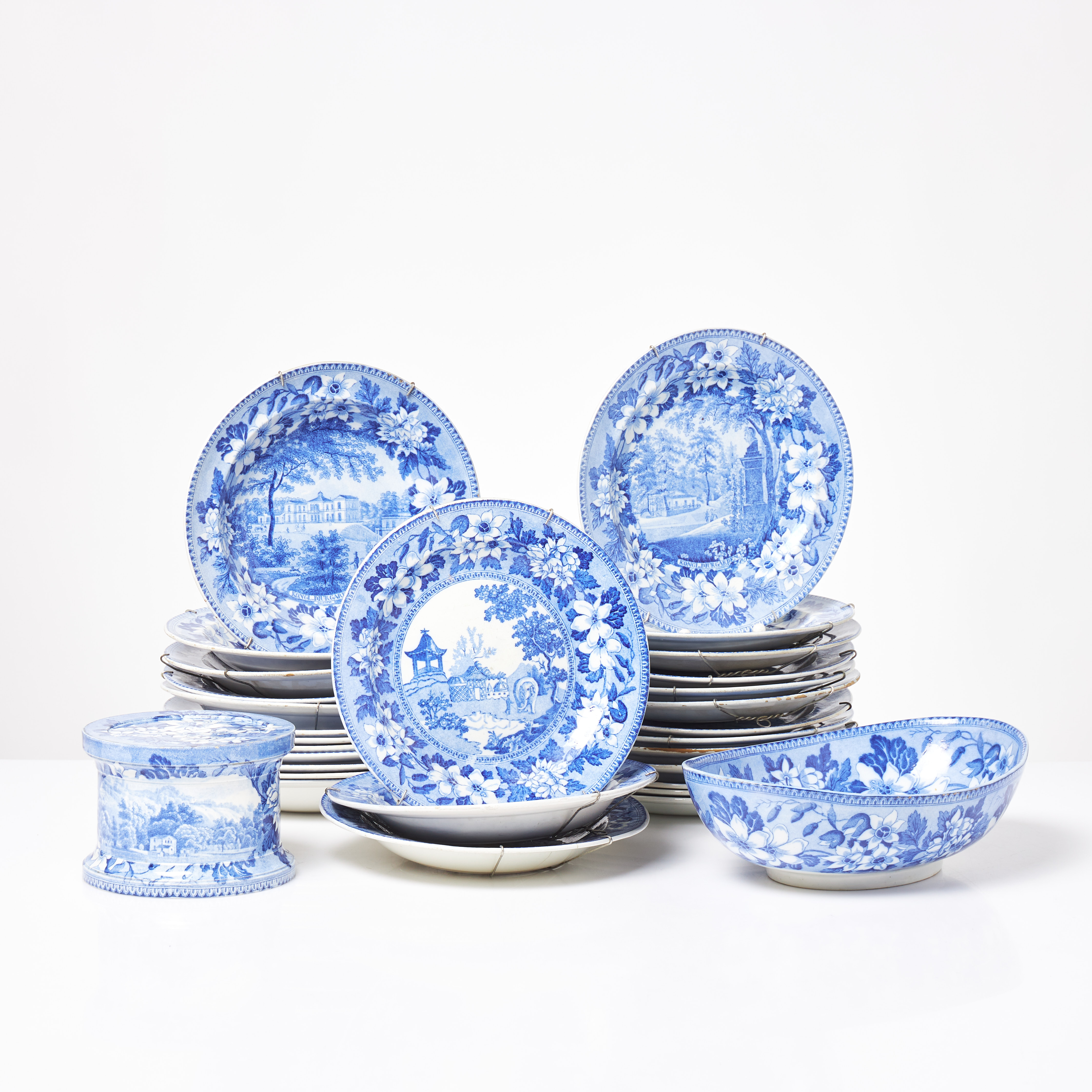 SERVISDELAR. 30 dlr, "The Elephant Pattern", "Kongl. Djurgården", med anemonbård, porslin, Gustavsberg, 1830-tal.