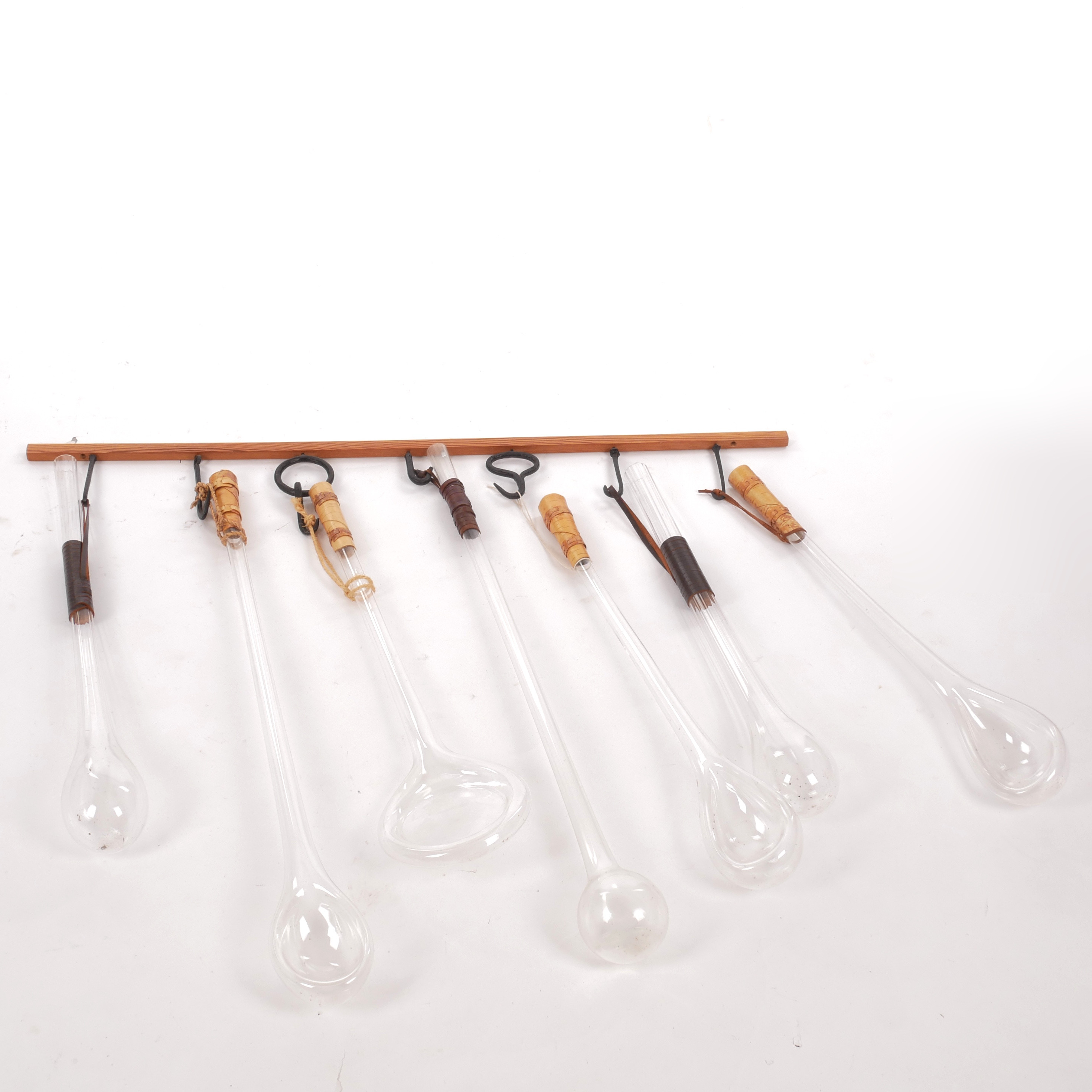 GLASBLÅSARGRILLAR PÅ SMIDESKROKAR, 7 st.