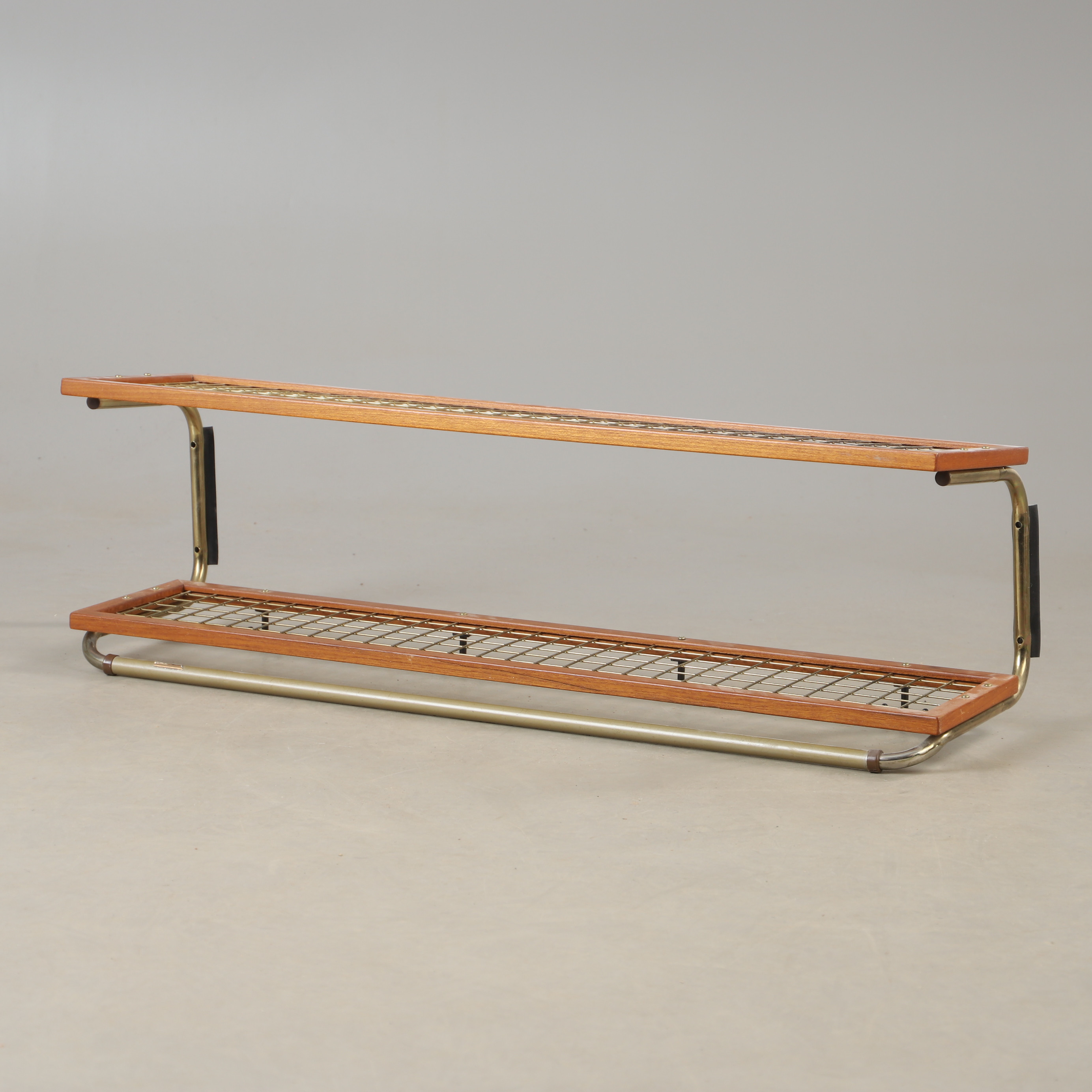 HATTHYLLA, teak och mässing, 1900-talets andra hälft.