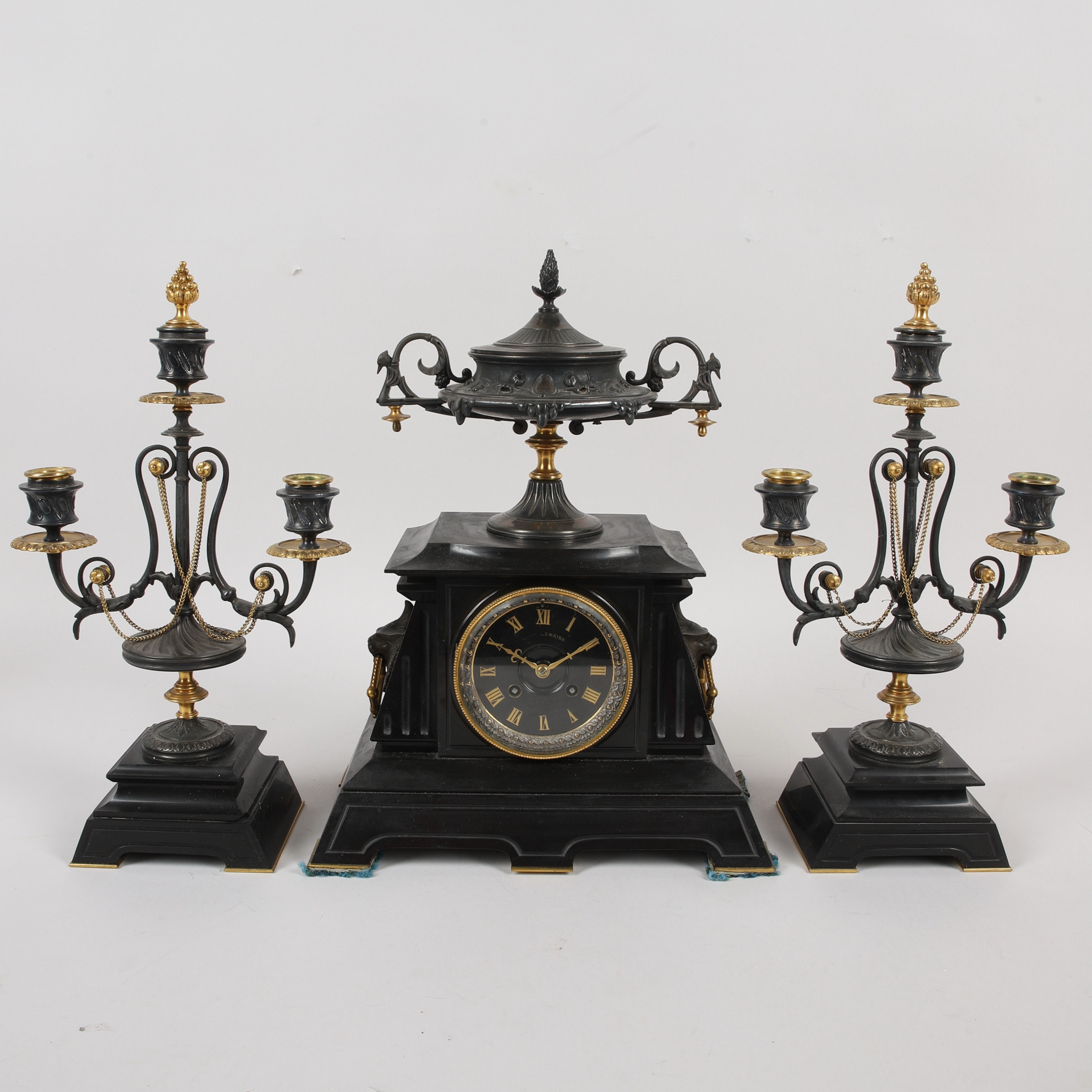 BORDSGARNITYR, 3 delar, sten & mässing, kandelabrar & bordsur, Japy Fréres Co, Frankrike, 1800-tal.