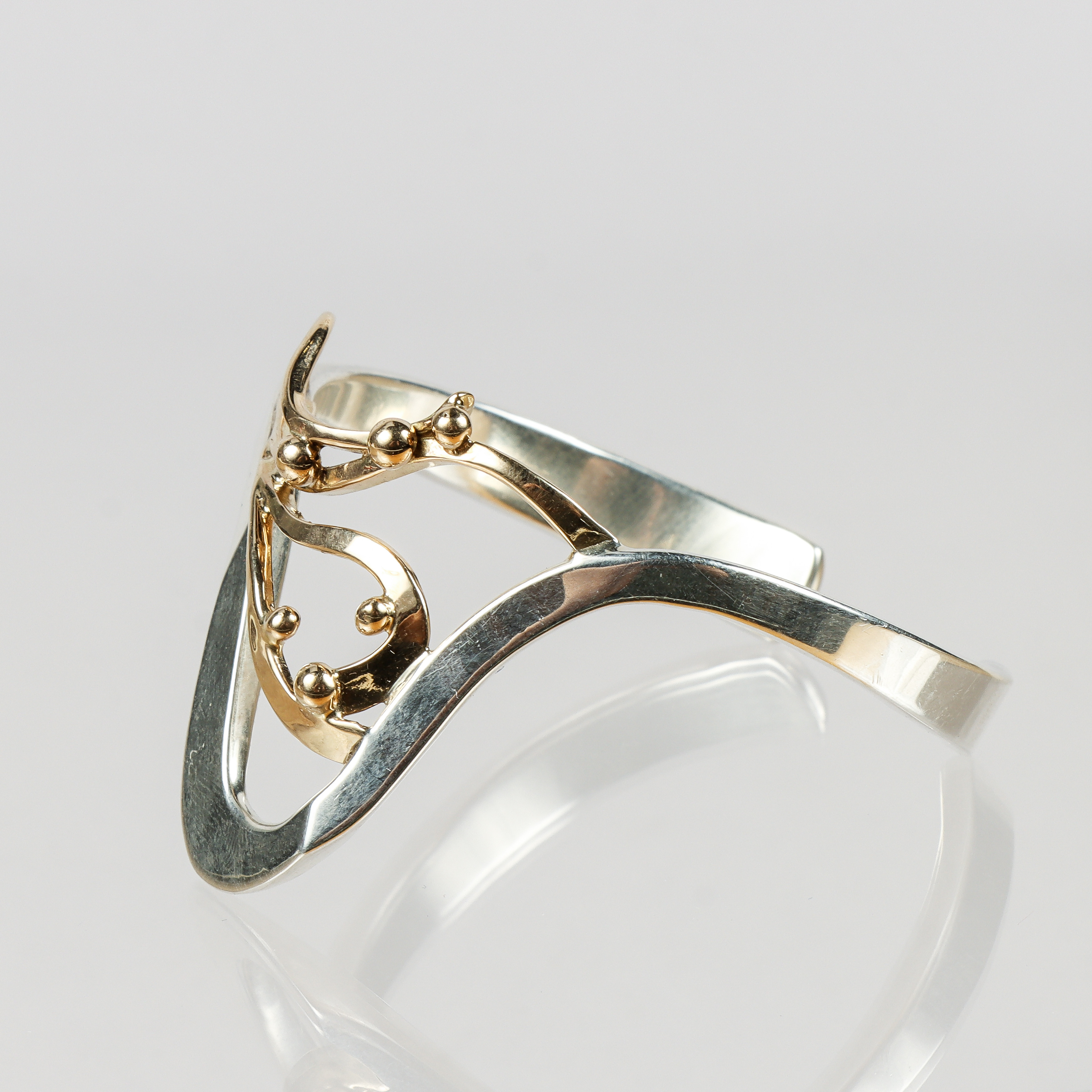 ARMRING, sterlingsilver med detaljer i 18k guld, Jan Eve Stengårds Silversmide, Visby 1999.