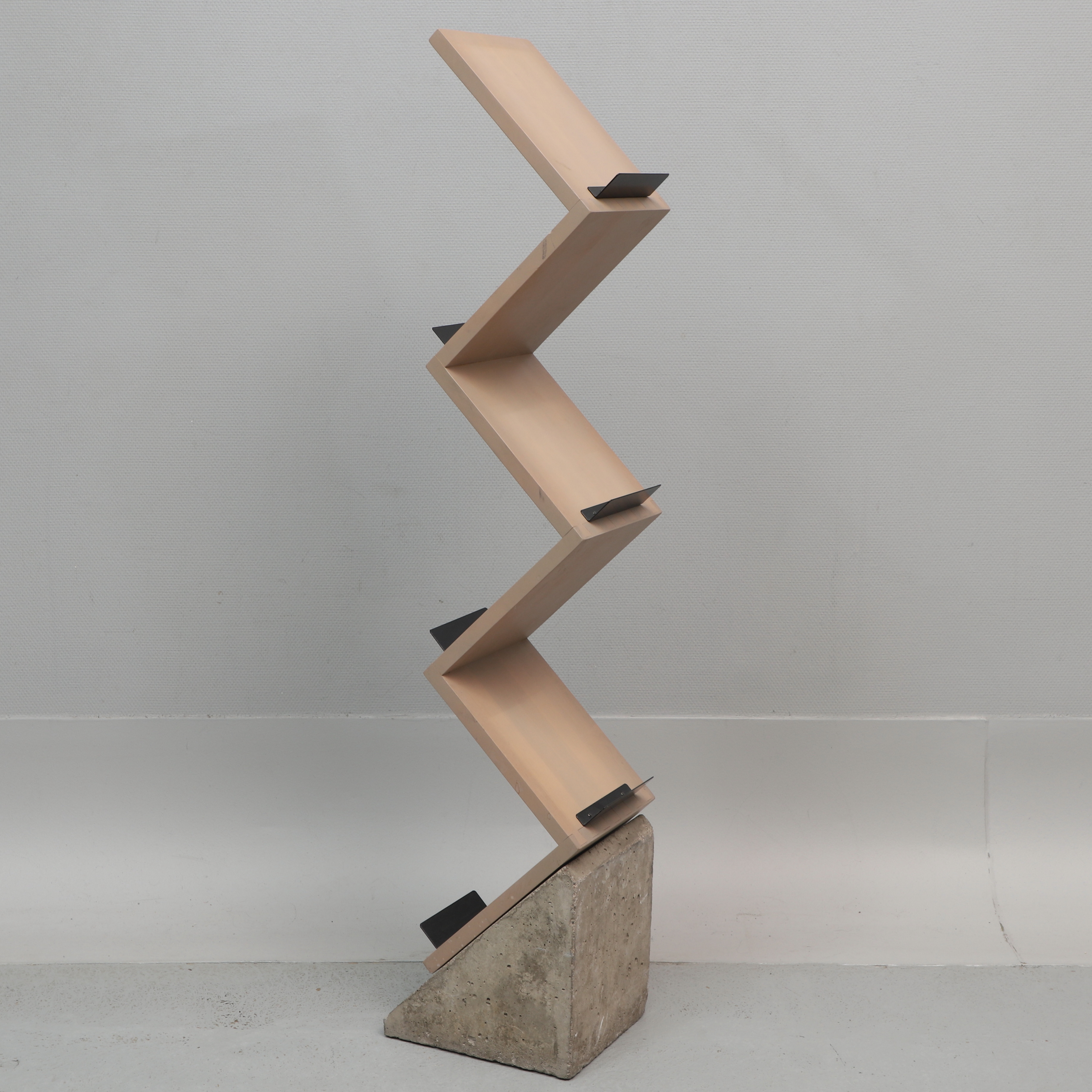 JONAS BOHLIN. Tidskriftshylla "Zink", lackerat trä, sockel i betong, Källemo, 1900/2000-tal.