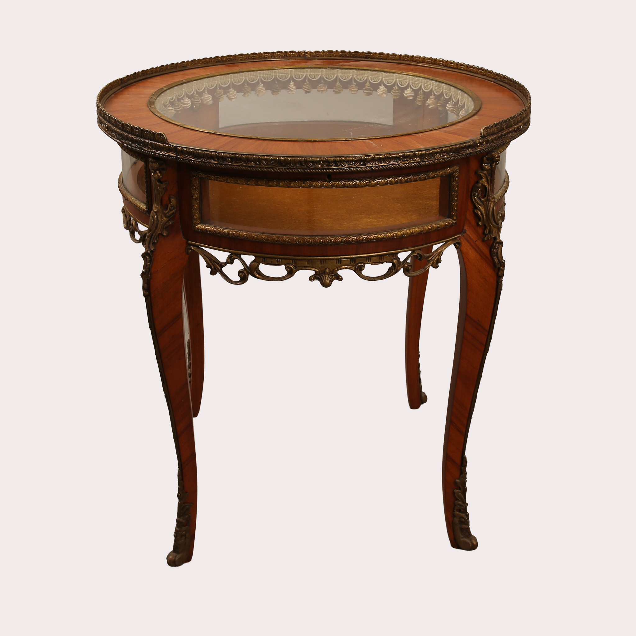 VITRINBORD, förgyllda, rikt formgivna bronser, LOUIS XV form, sannolikt Frankrike, kring år 1900.