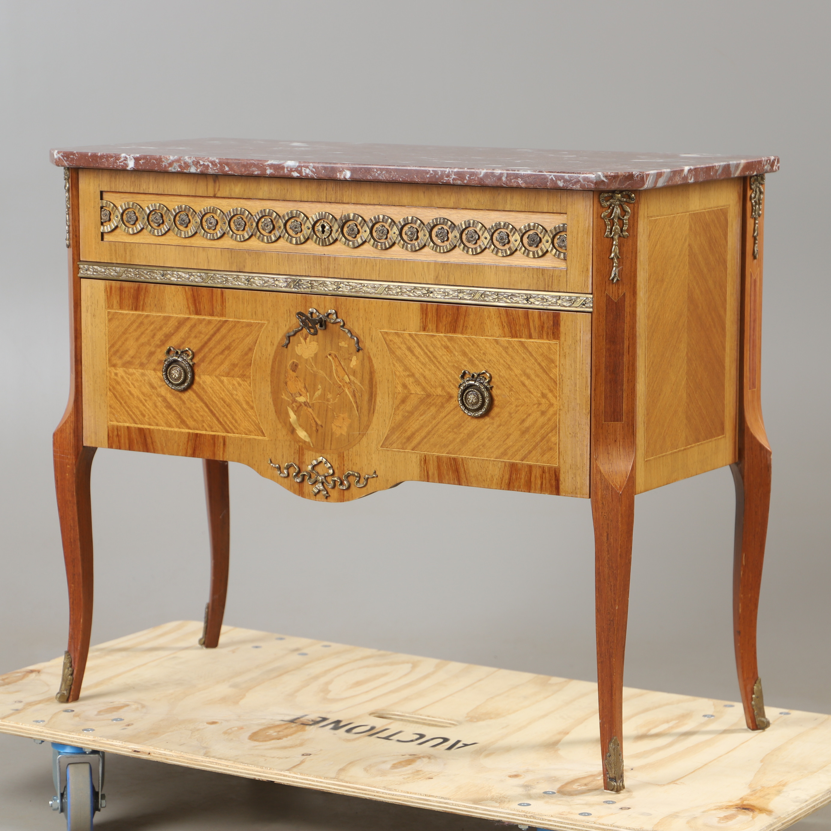 BYRÅ, 2-lådig, mahogny med stenskiva, gustaviansk stil.