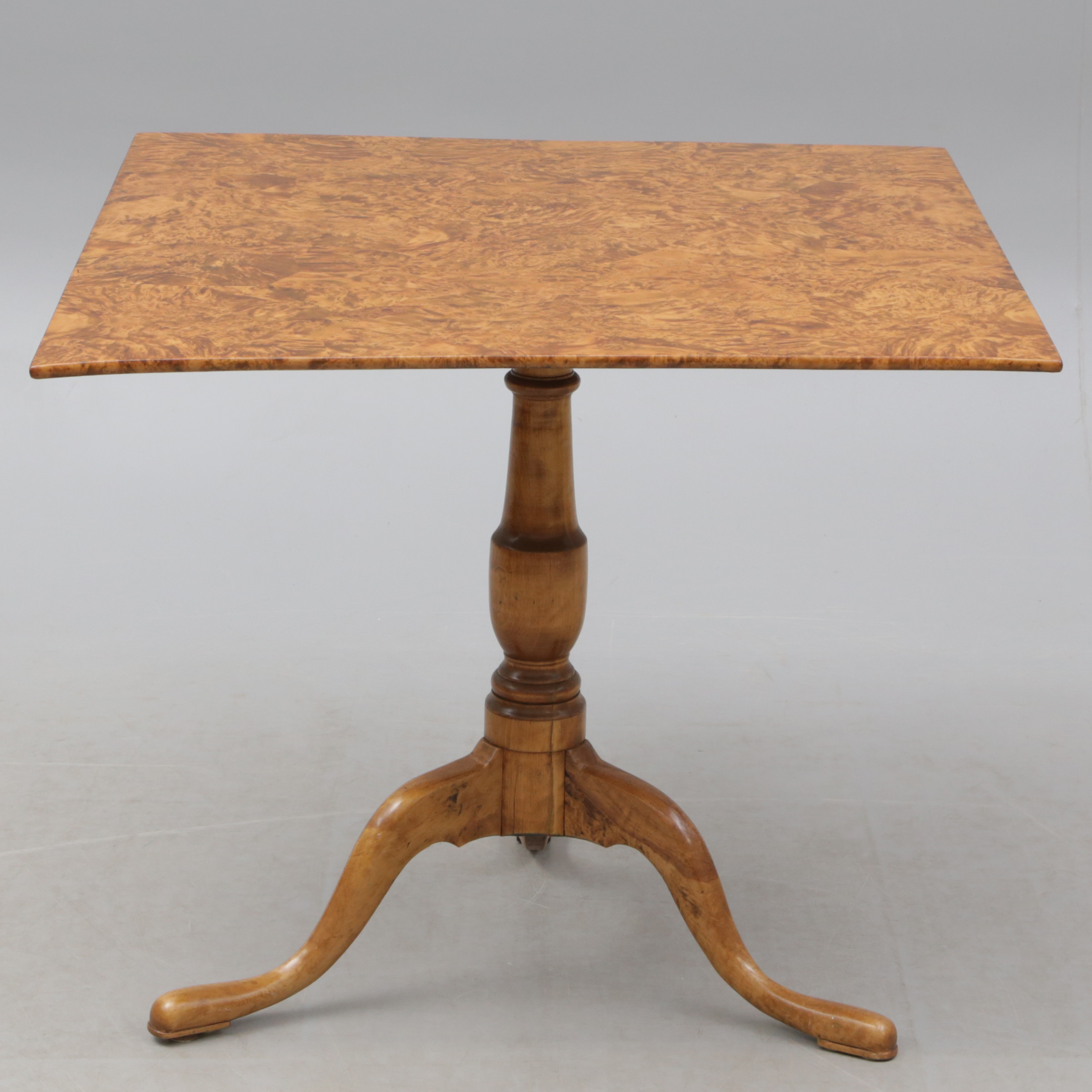 LORENTZ LUNDELIUS. (snickarmästare i Köping--Kungsör, 1793-1805) FÄLLBORD, rotfanerat, etikettsignerat.