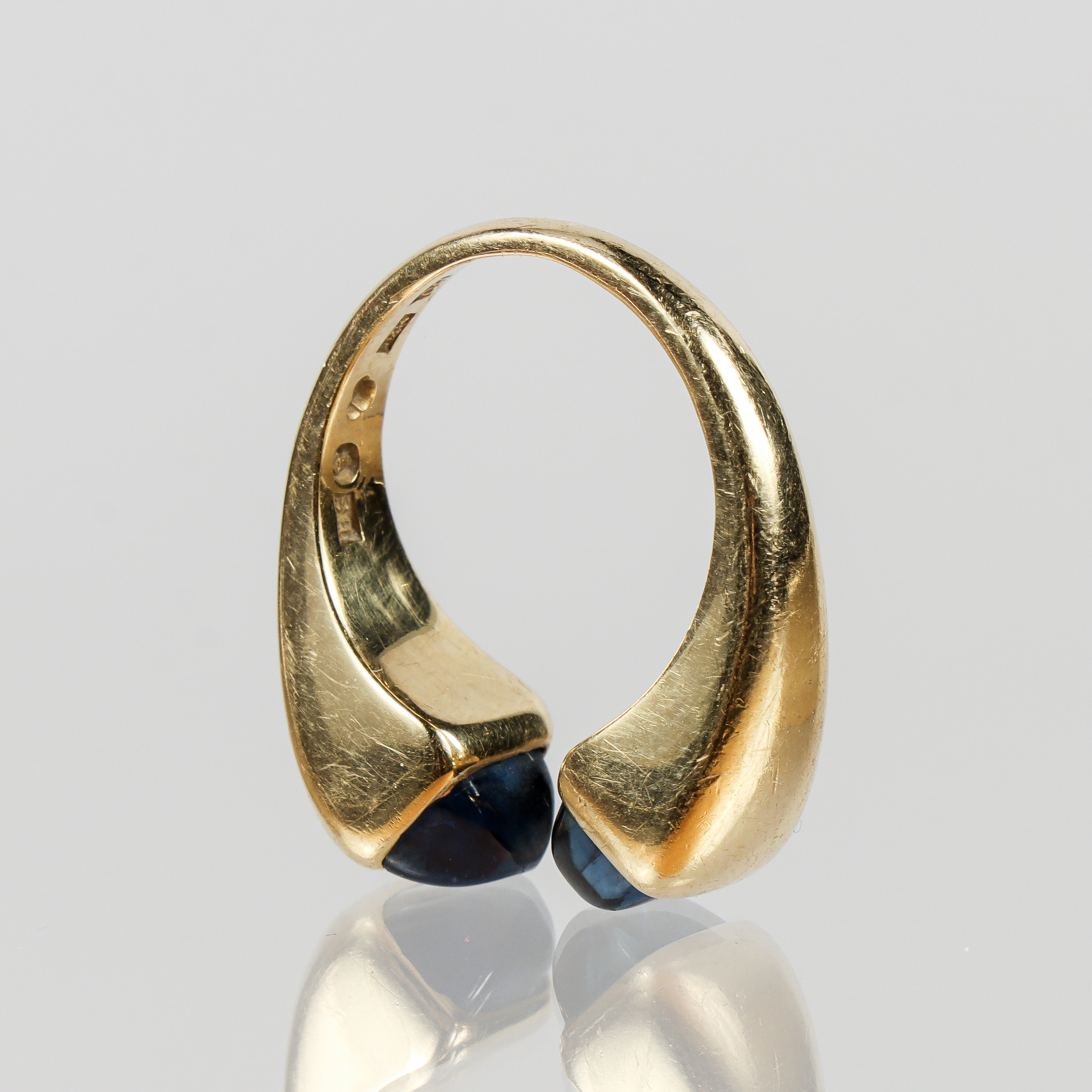 RING 18k guld med cabochonslipade safirer, Hugo Strömdahl Aktiebolag, Stockholm 1953.