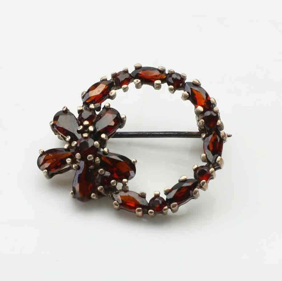 BROSCH, blodröda böhmiska granater, förgyllt sterlingsilver, 1900-tal.