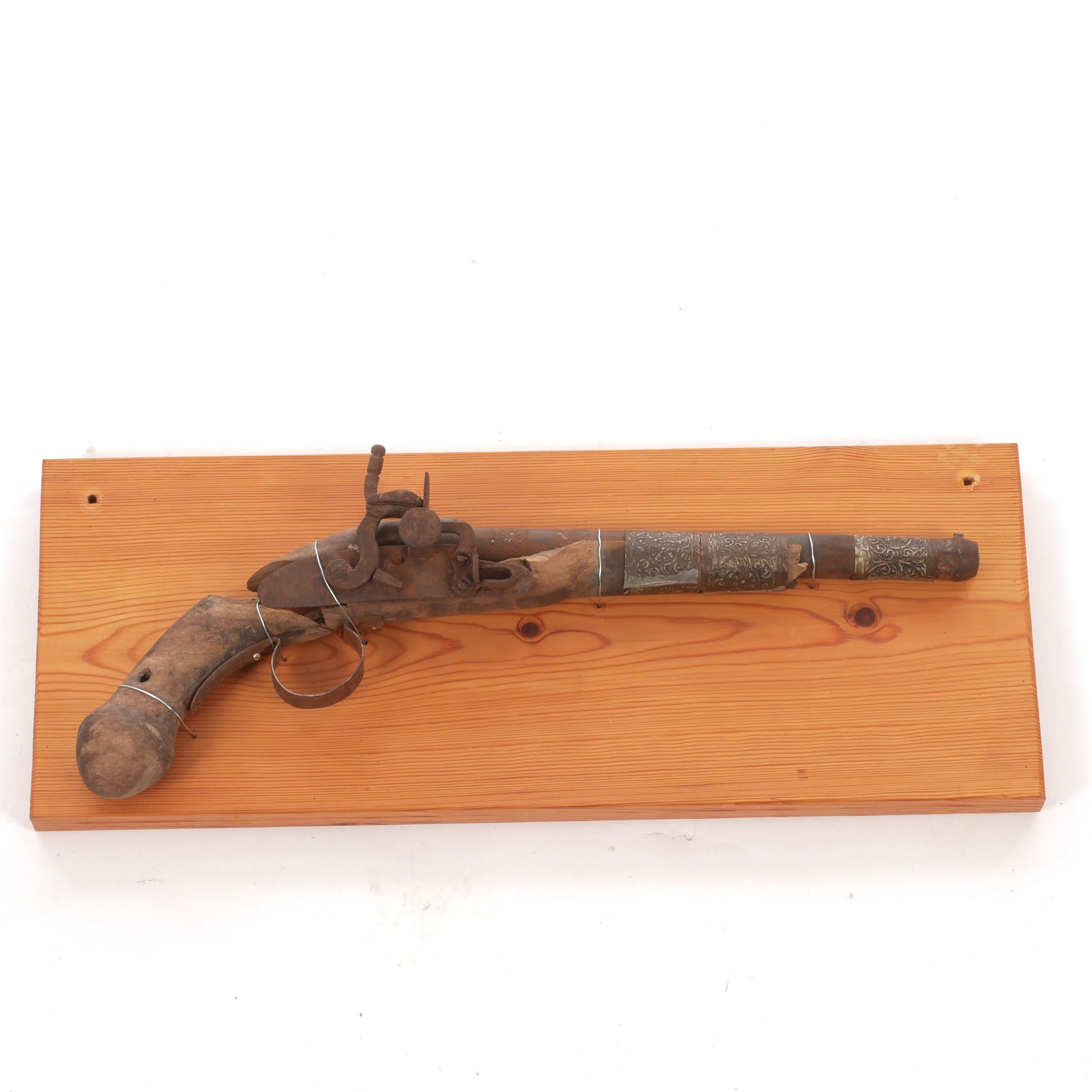 SNAPPLÅSPISTOL, monterad på platta, orientalisk, 1800-tal.