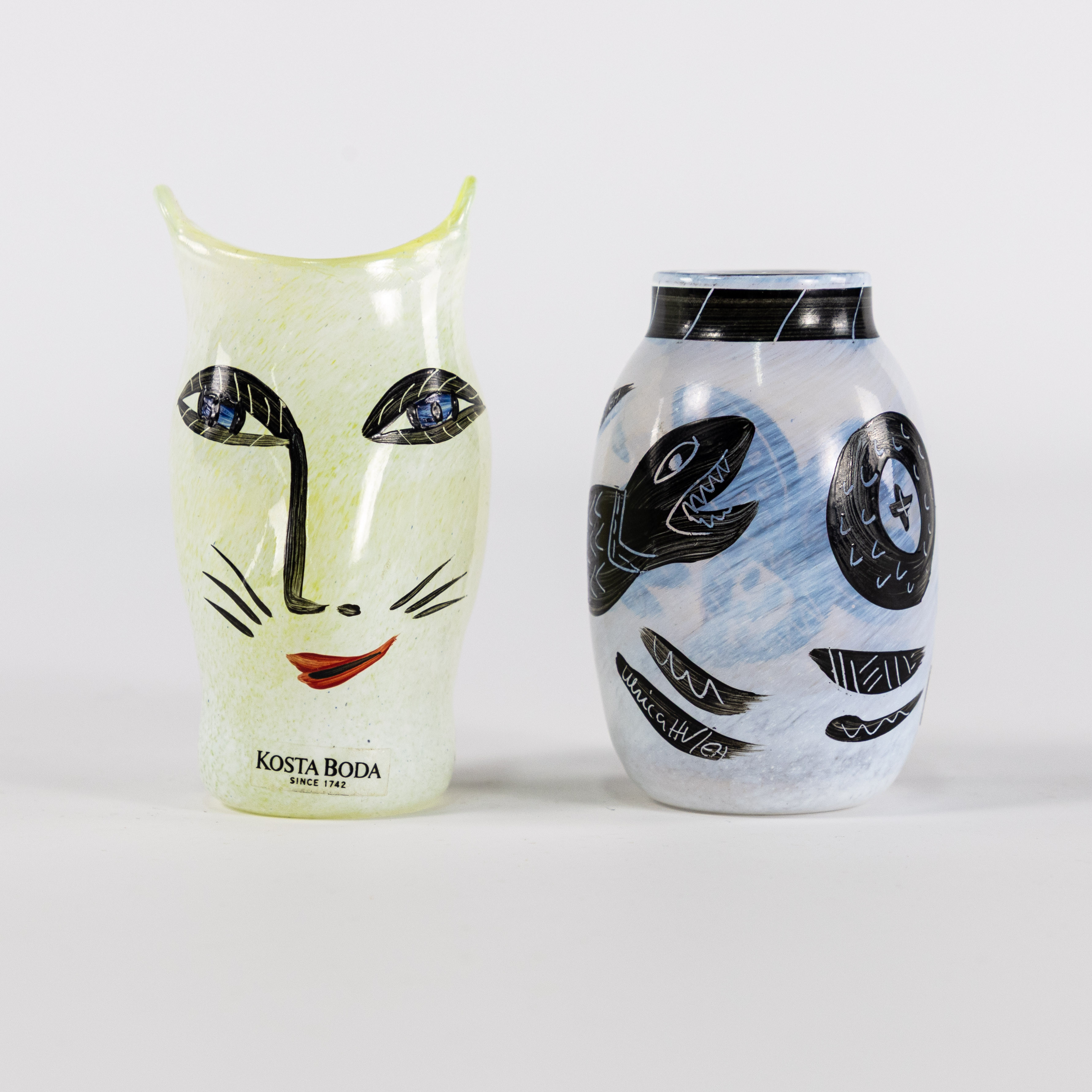 ULRICA HYDMAN-VALLIEN, miniatyrer, 2 st, "Open Minds", "Caramba", Kosta Boda, högsta 9 cm.