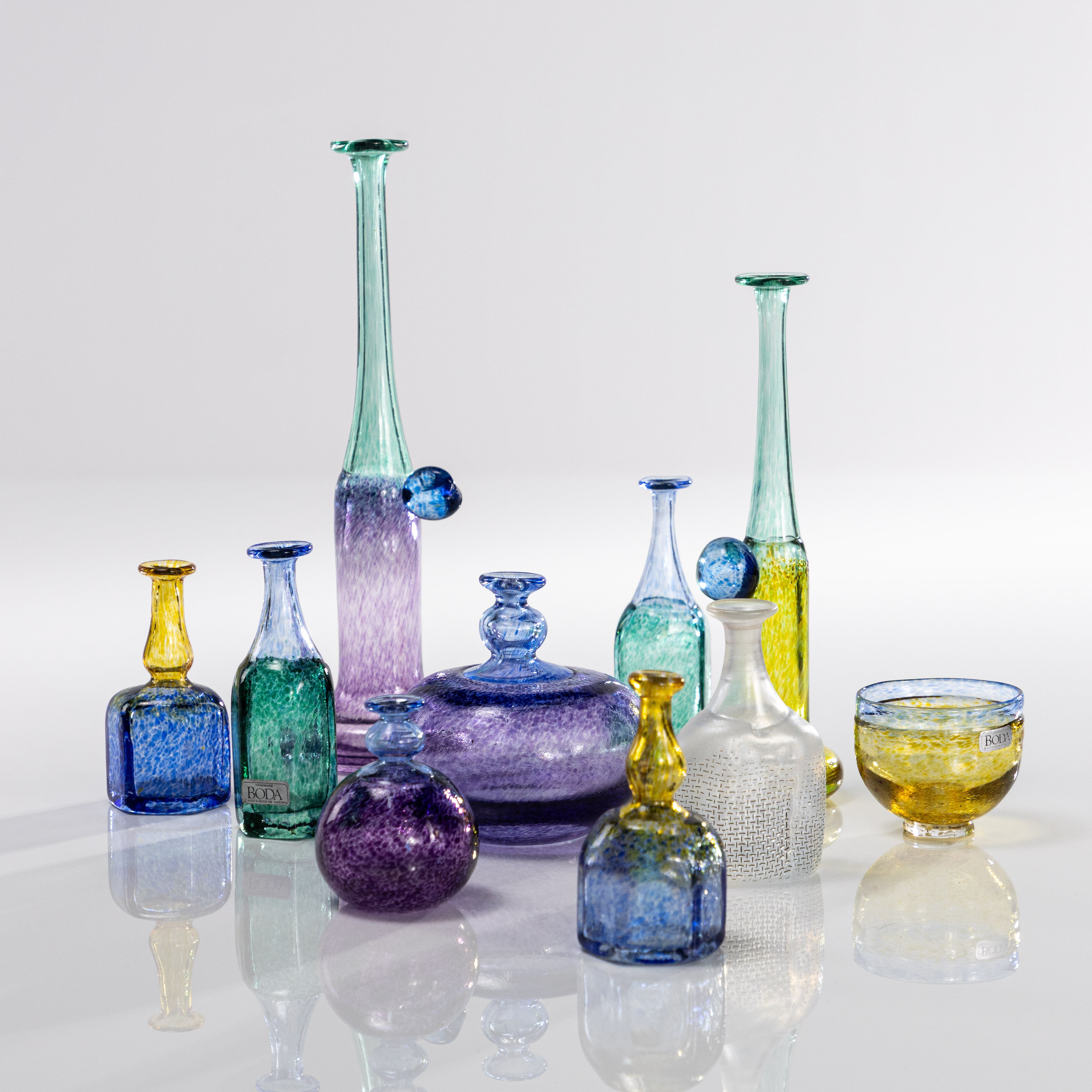 BERTIL VALLIEN. vaser, miniatyrer, 10 st, signerade, Kosta Boda, högsta 24 cm.