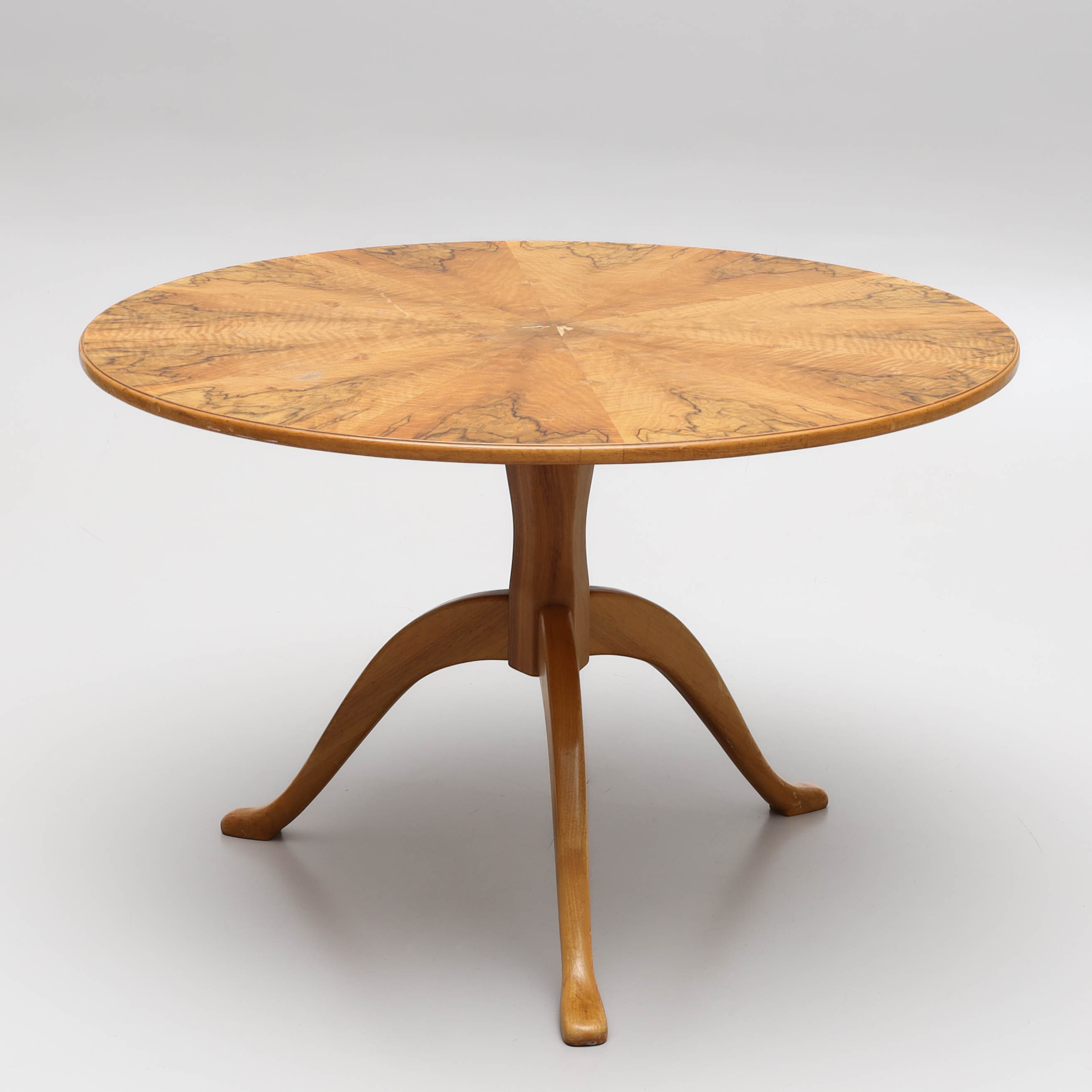 CARL MALMSTEN. soffbord, "Berg", masurbjörkfanér, tredelad fot, brännmärkt CM.