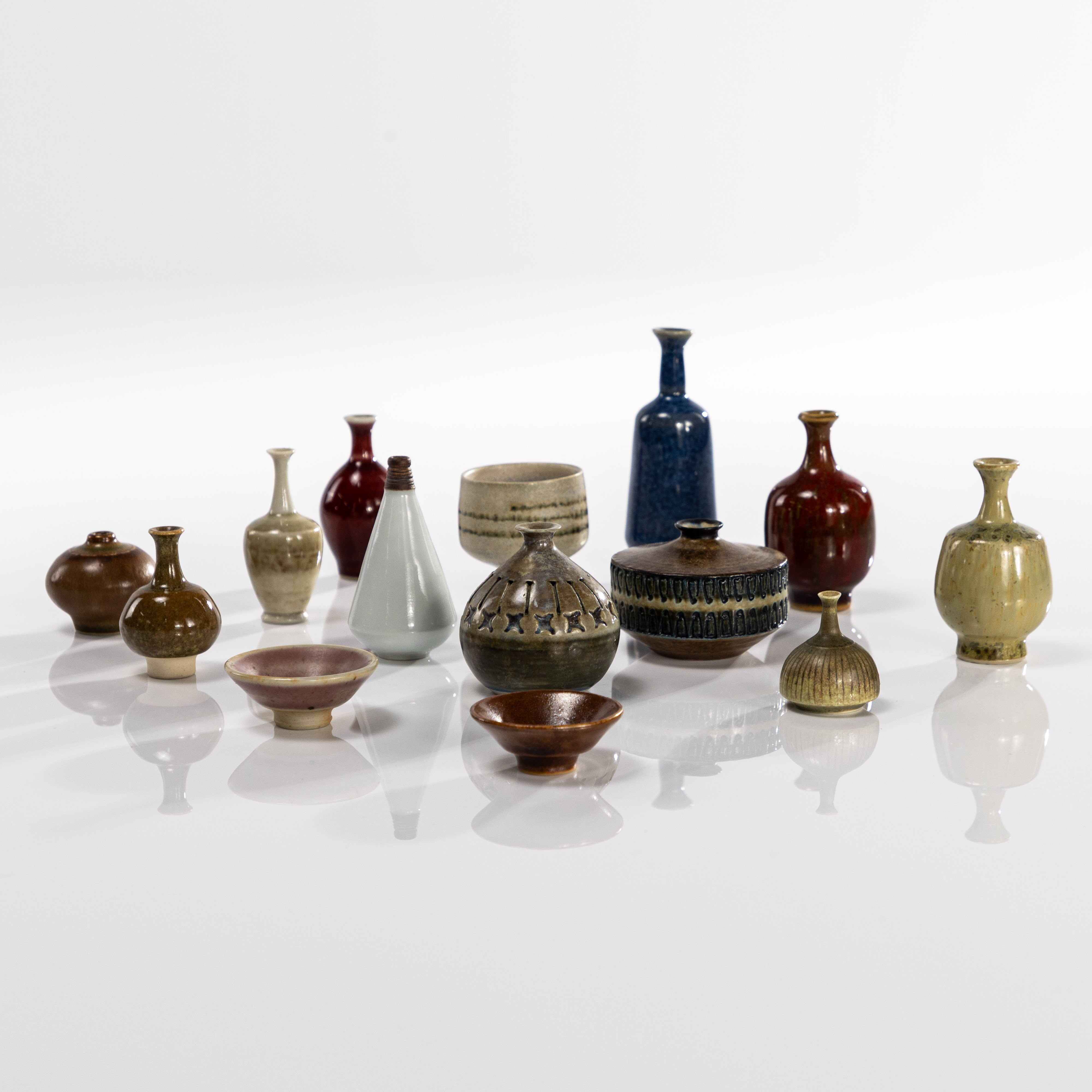 MINIATYRER, 14 st, stengods, signerade, högsta 8 cm.