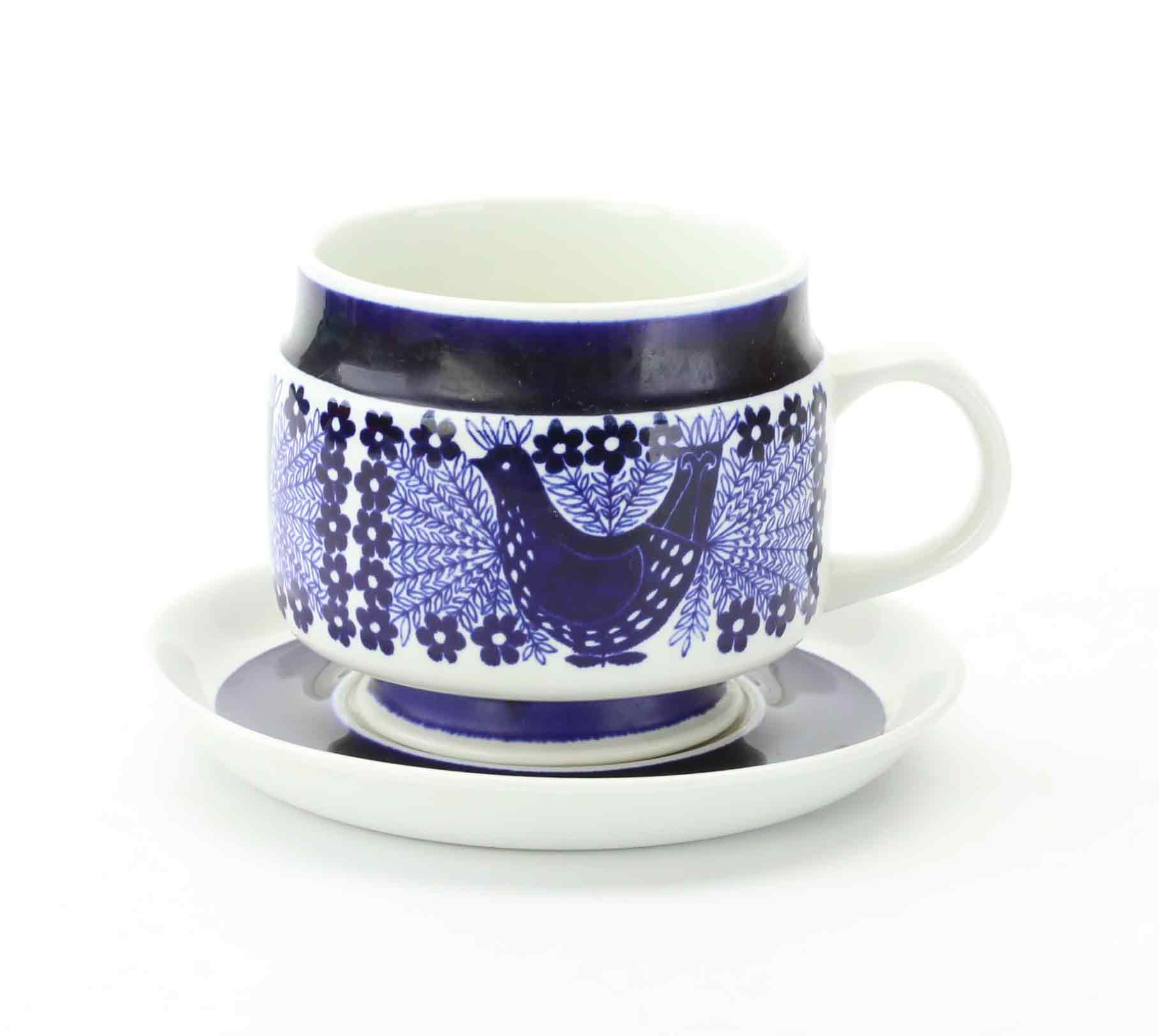 RAIJA UOSIKKINEN. Tekopp med fat, porslin, "Sinilintu", Arabia, Finland, 1960/70-tal.