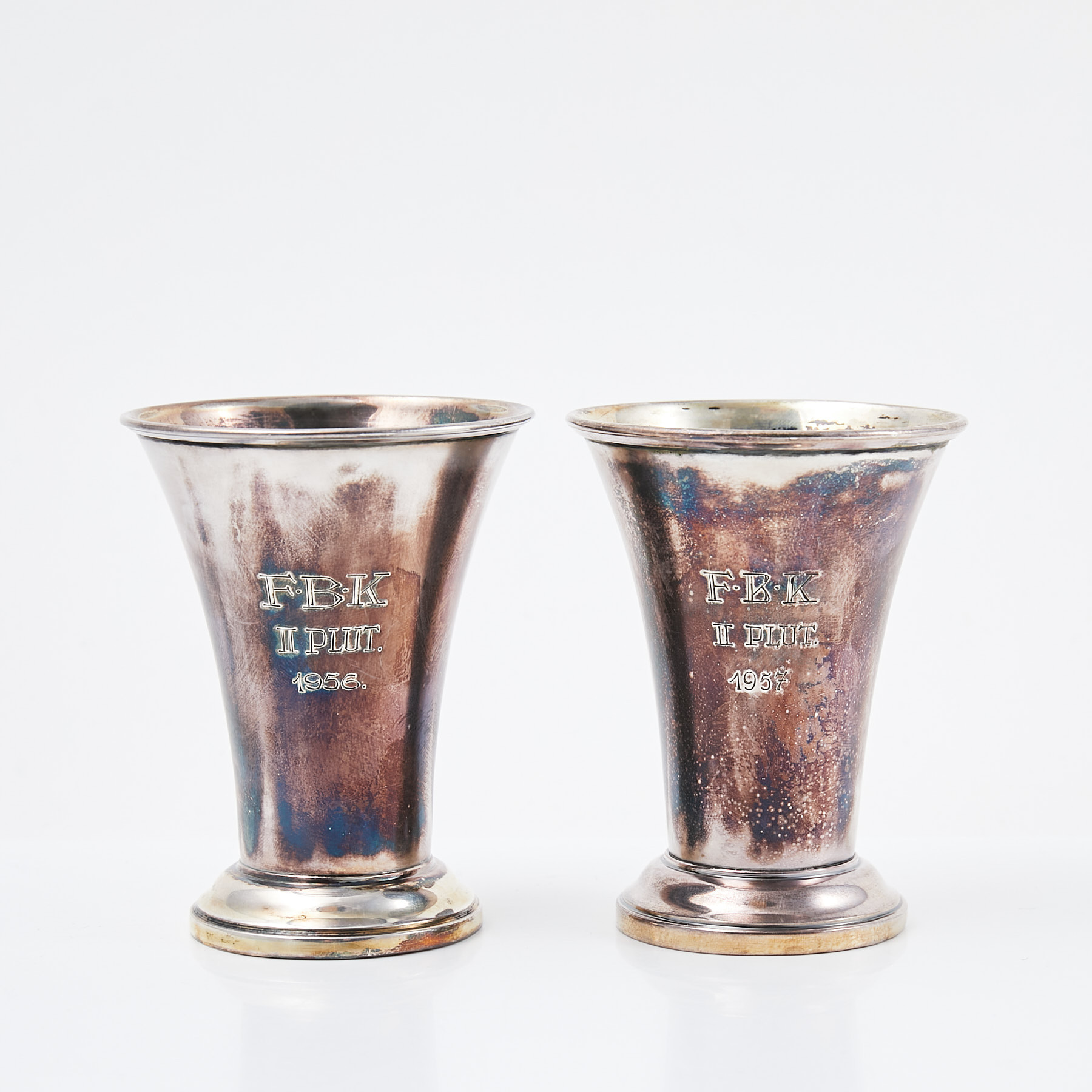 BÄGARE, 2 st, Åbo, Finland, spår från inre förgyllning.