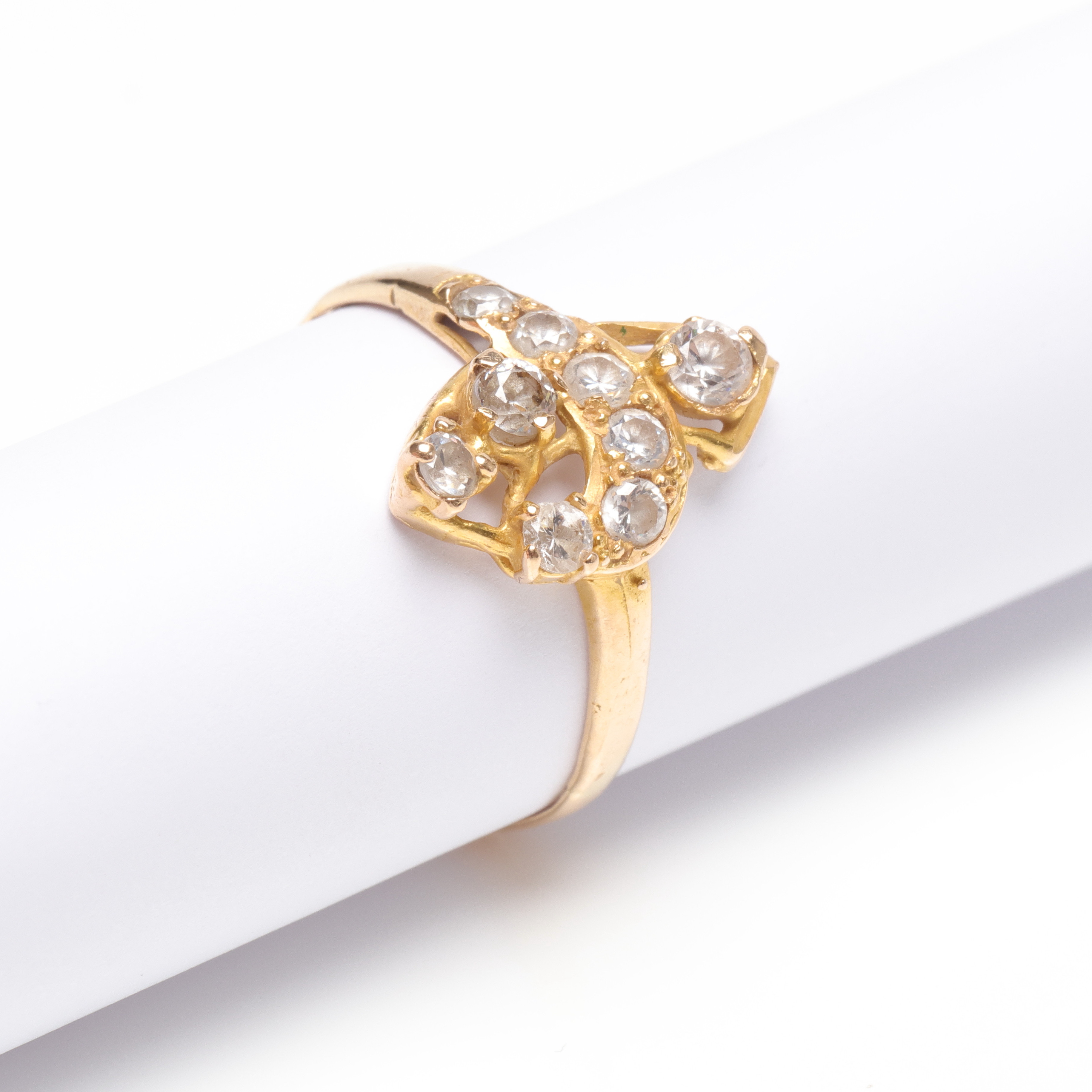 RING, 18K, Guld, med vita stenar, vikt cirka 2,1 gram.