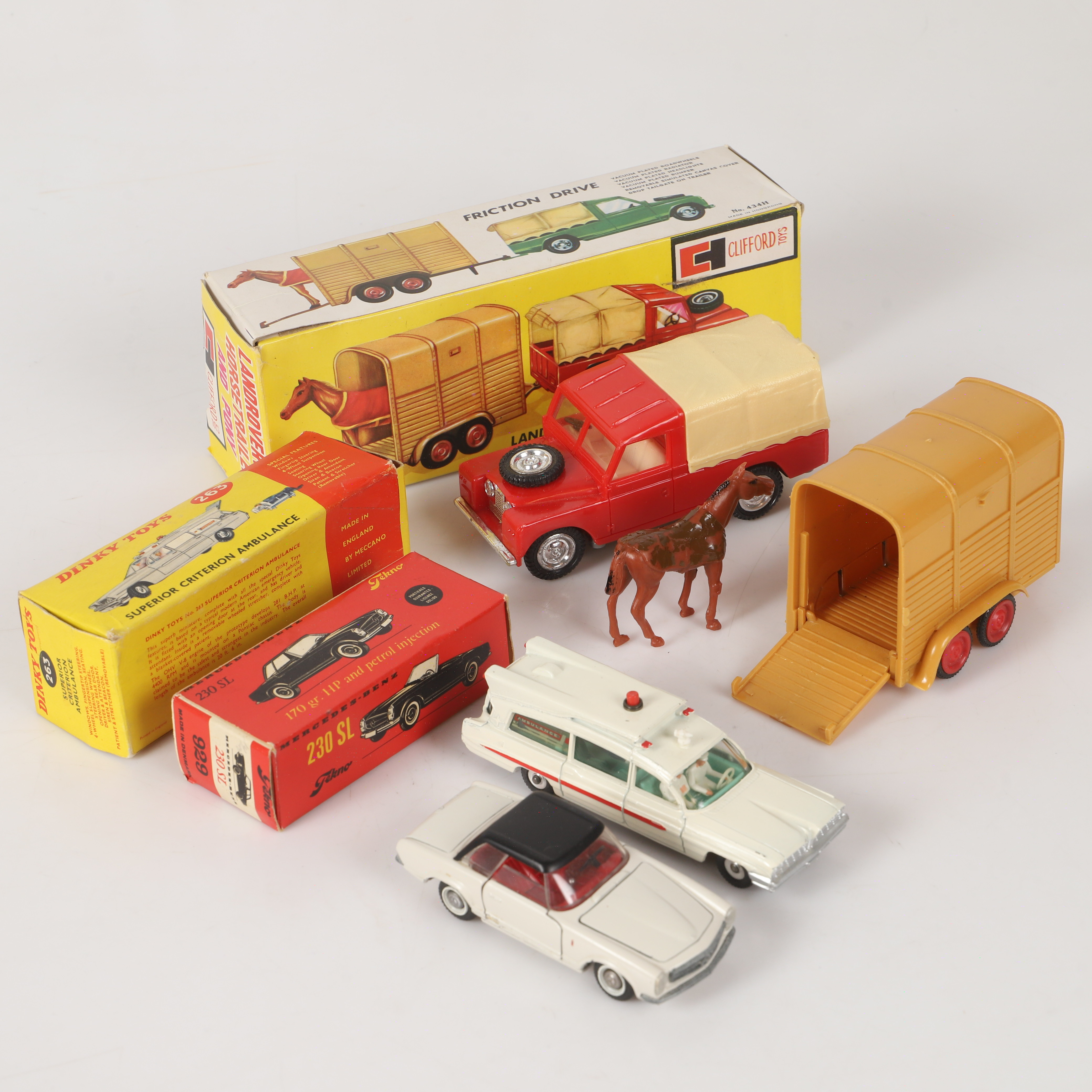 LEKSAKSBILAR, 3 stycken, plåt/plast, bl. a. Tekno, Danmark.