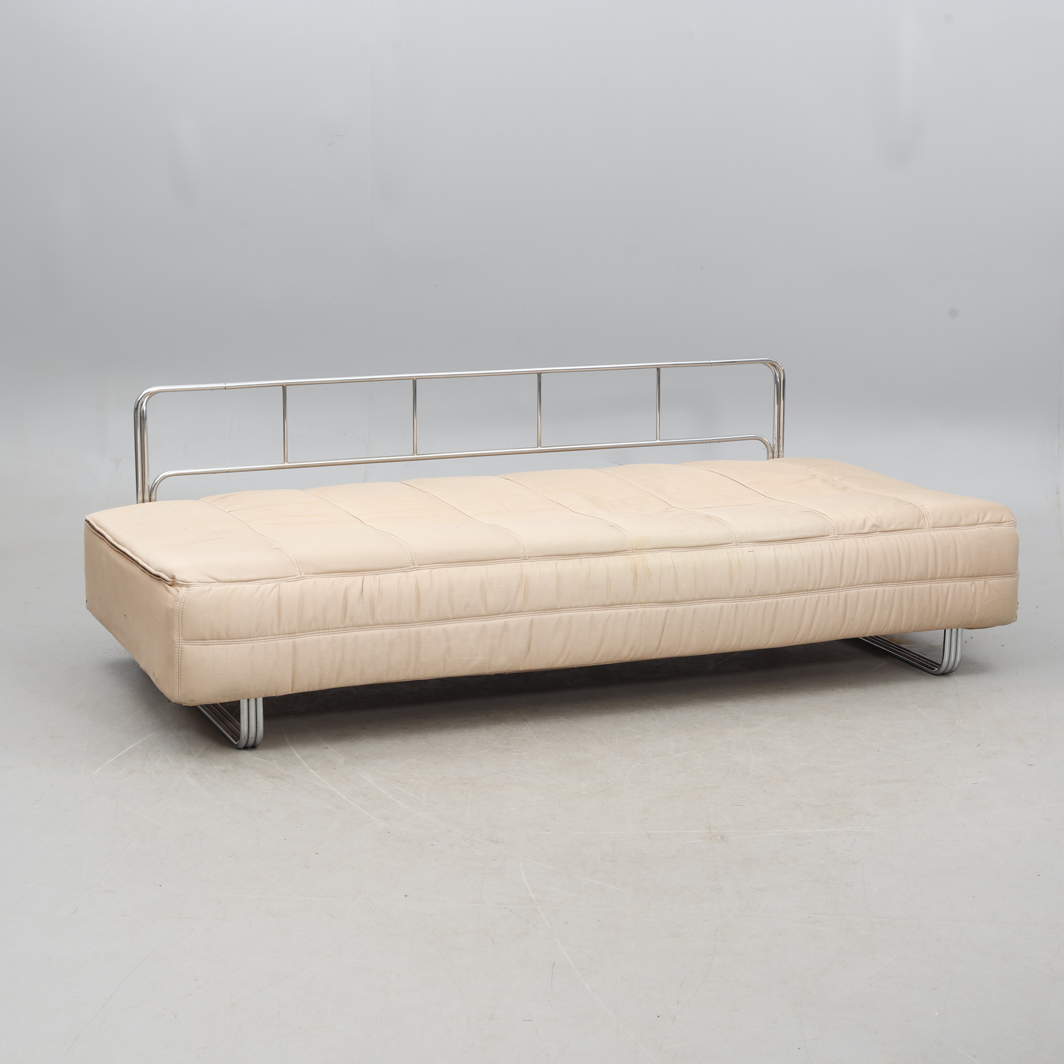 KENNETH BERGENBLAD. soffa/säng, Benställning i krom. Dux, 1980 talet.