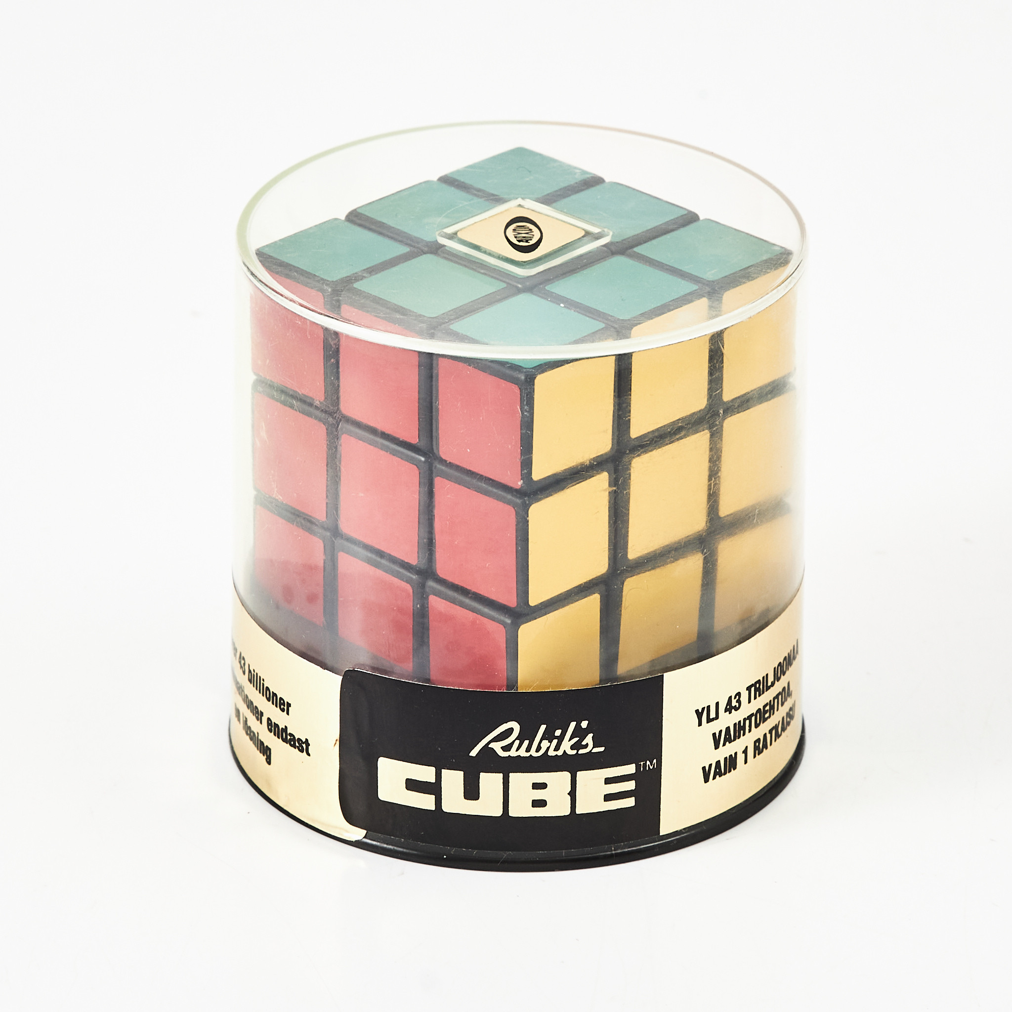 ERNŐ RUBIK. "Rubik´s Cube", tredimensionellt mekaniskt pussel, Arxon, patenterades av den ungerske arkitekten och professorn år 1974.