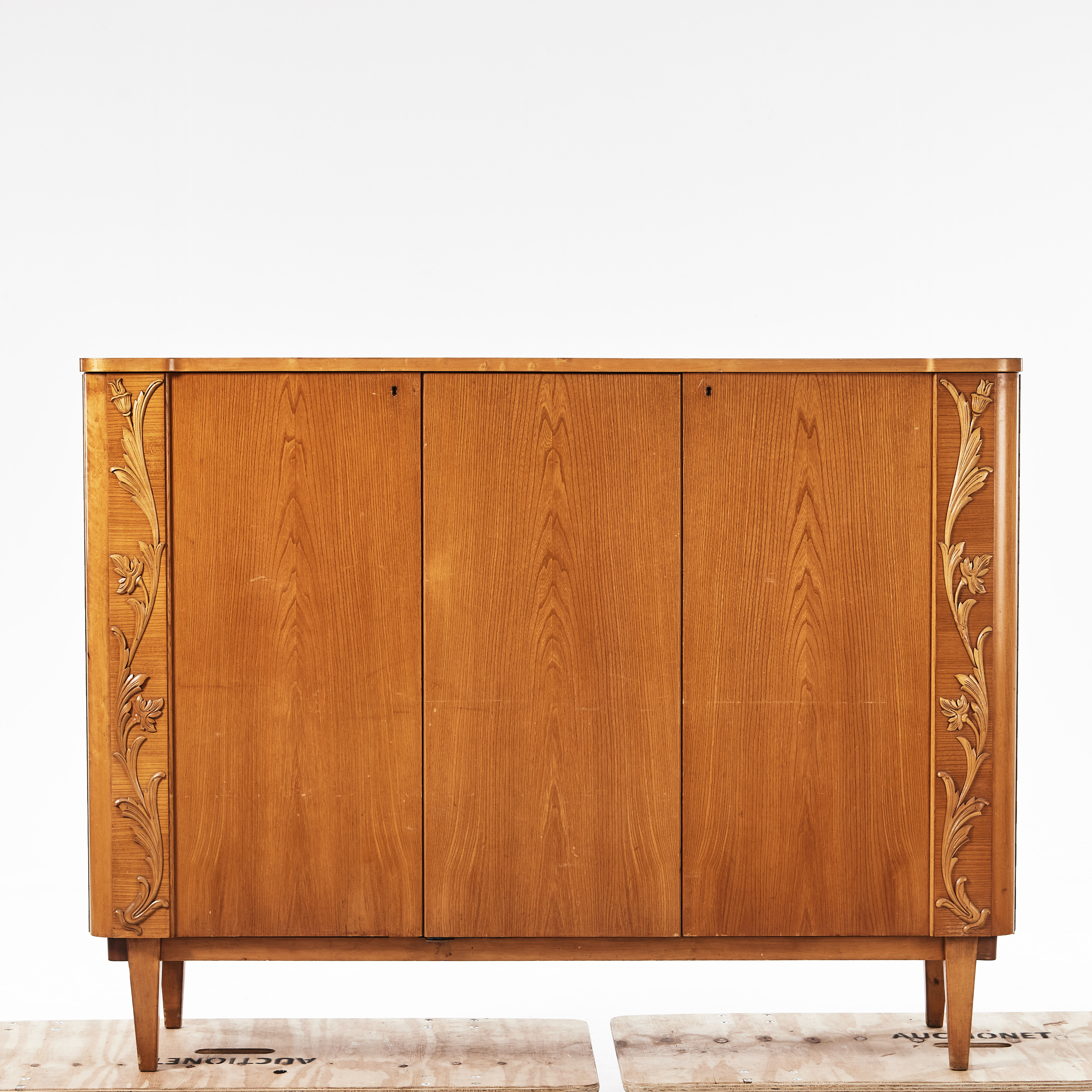 SIDEBOARD, 1940-tal, Swedish Modern, alm och björk, skuren dekor, 3 dörrar med hyllor och lådor.