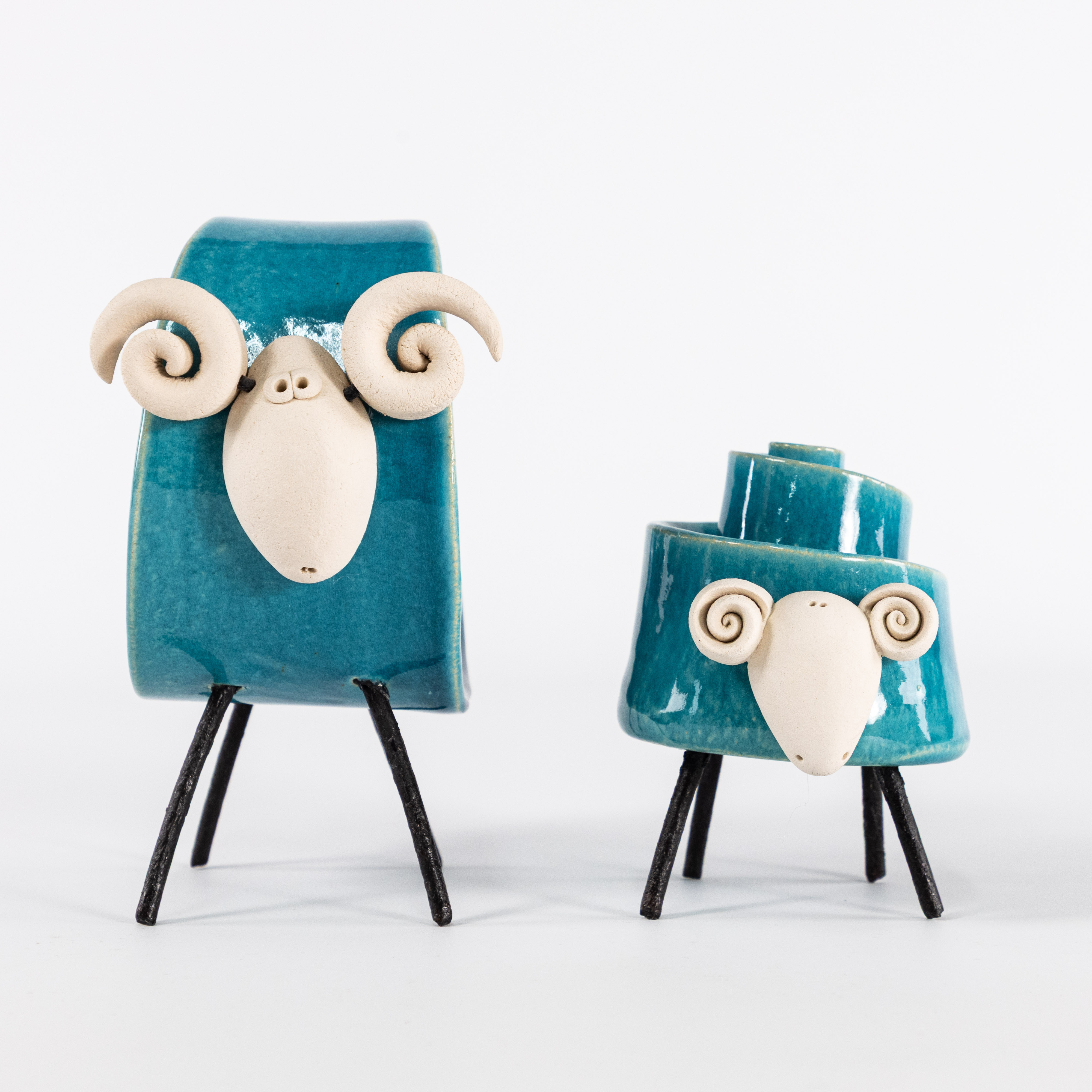 FIGURINER, 2 st, får, stengods, högsta 16 cm.