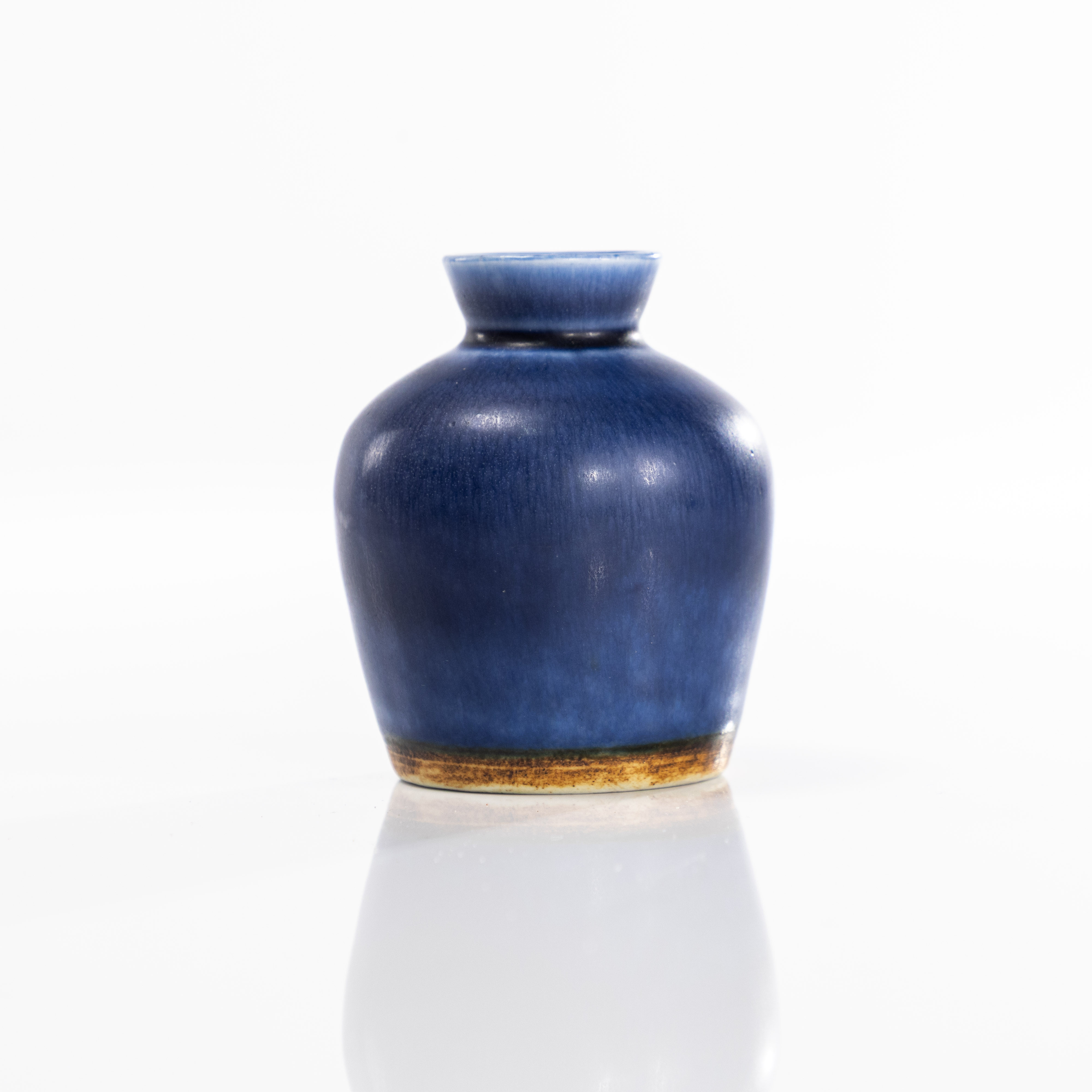 ANNIKKI HOVISAARI. vas, signerad, Arabia, höjd 7,5 cm.