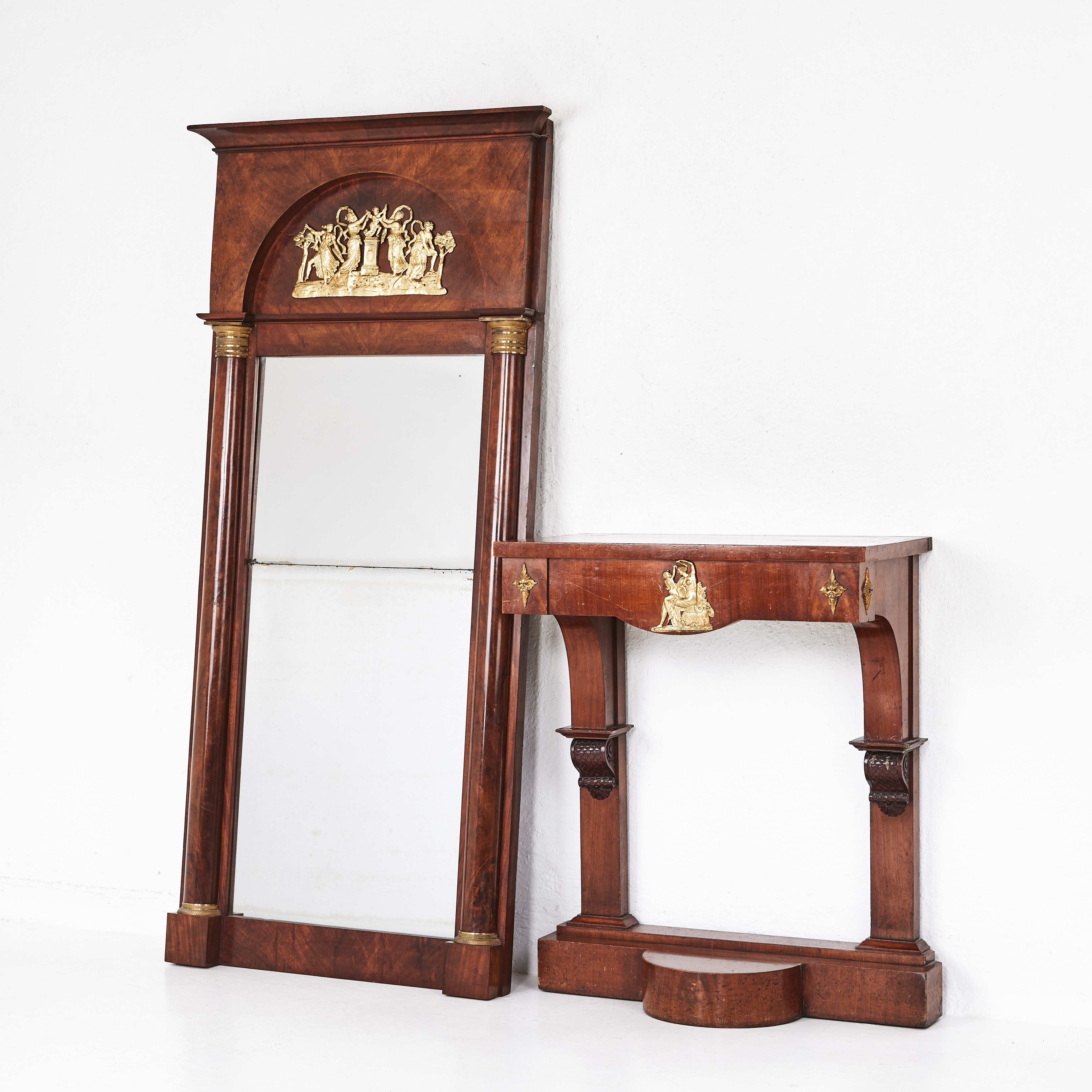 SPEGEL med KONSOLBORD, 1800-talets början, Karl Johan, fanerad i mahogny, beslag i mässing.