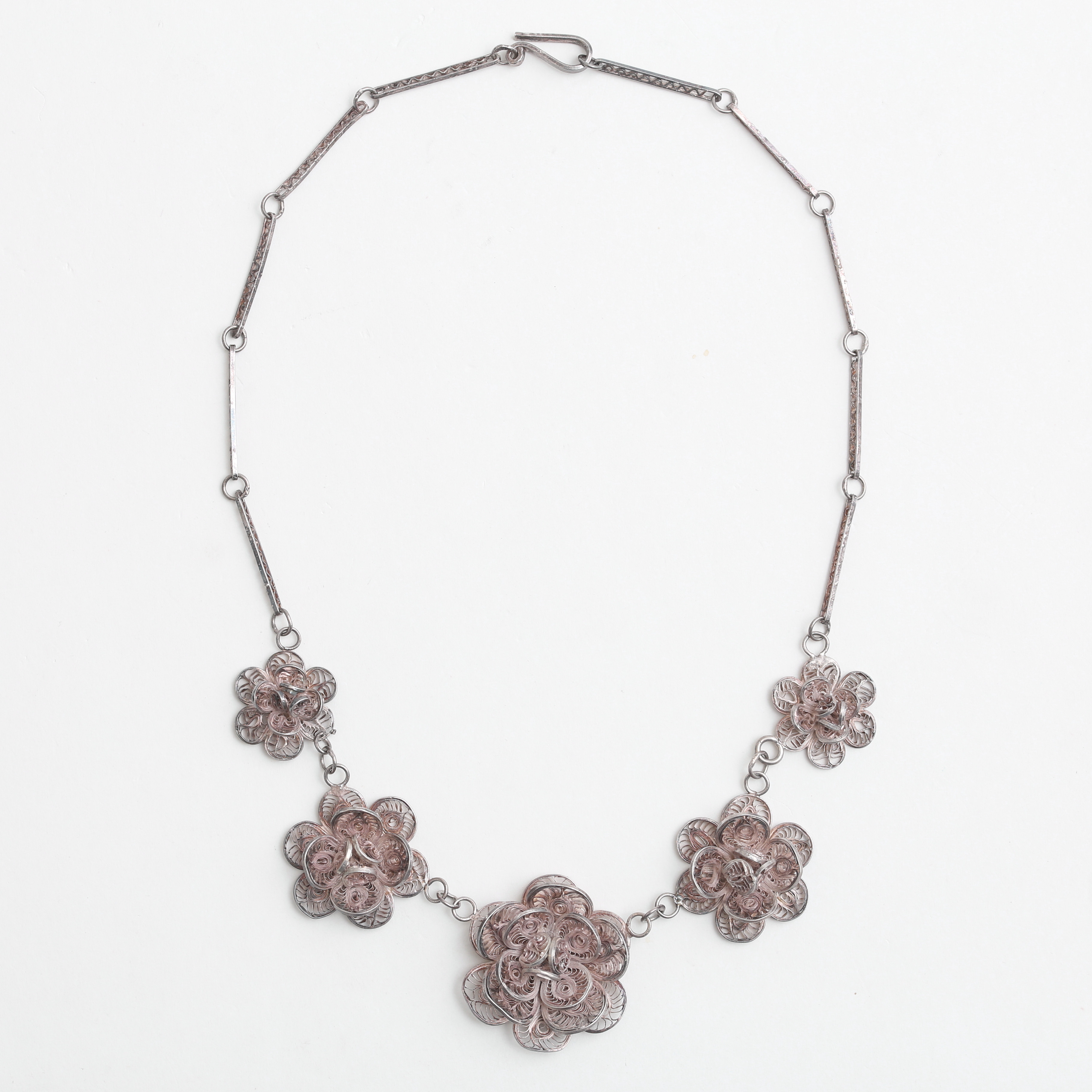 COLLIER, filigran/ silver i form av blommor.