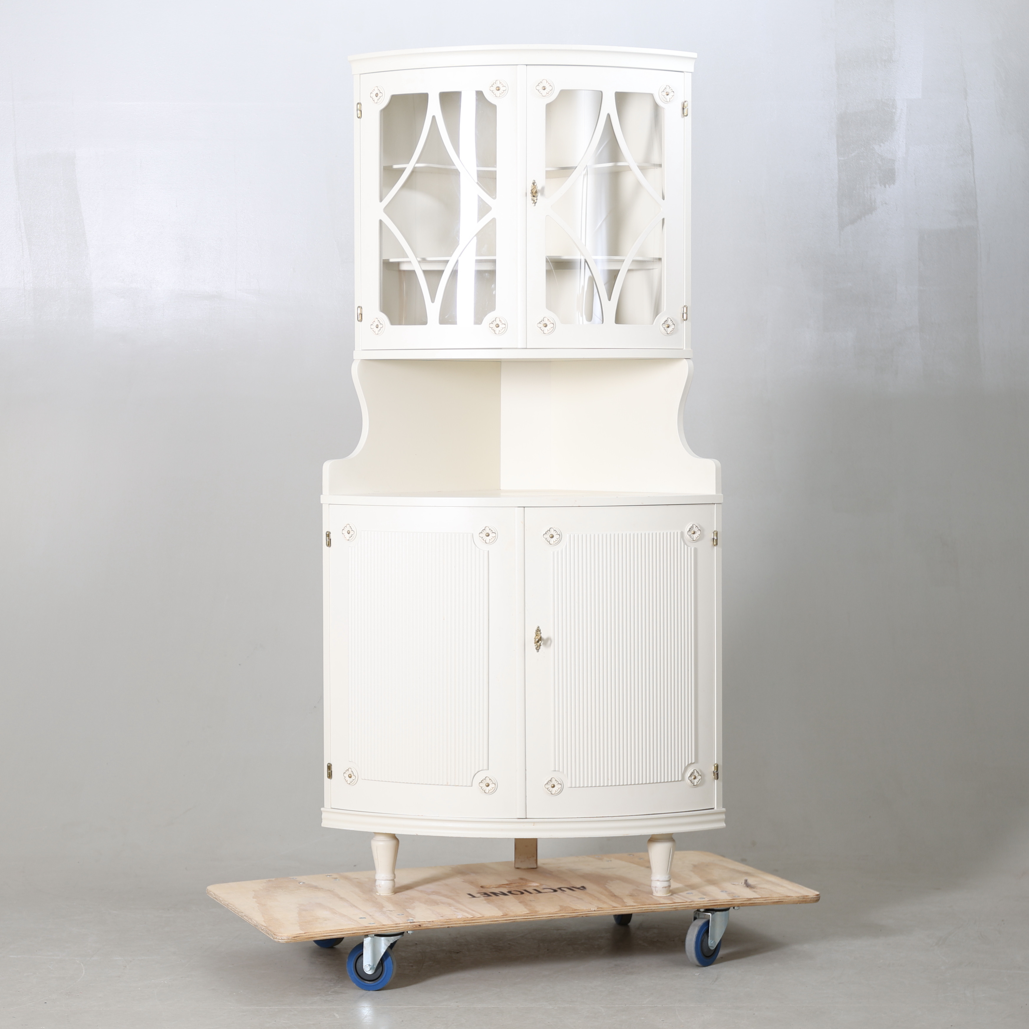 HÖRNVITRINSKÅP, gustaviansk stil, 1900-talets andra del.