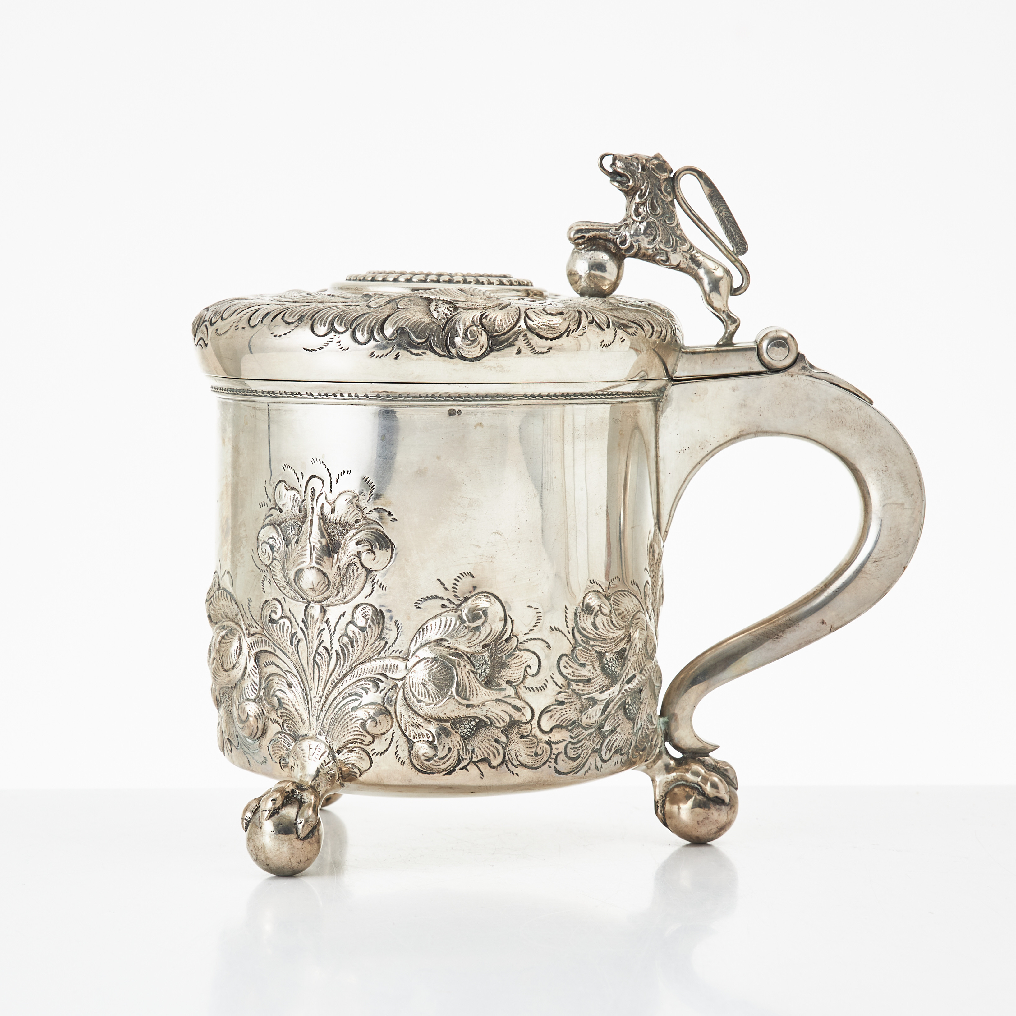 DRYCKESKANNA, silver, barockstil, sekelskifte 1900, på locket mynt 1779, svenska importstämplar, oidentifierad stämpel AIS.